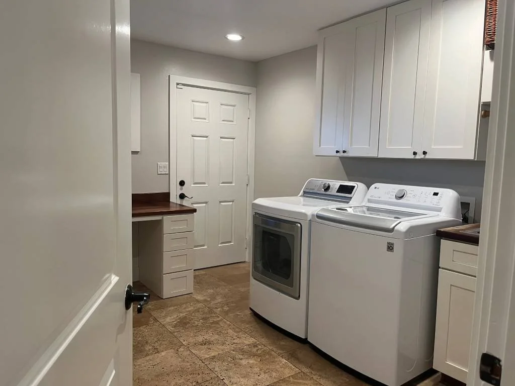 IMG_3372.jpeg laundry room.jpg