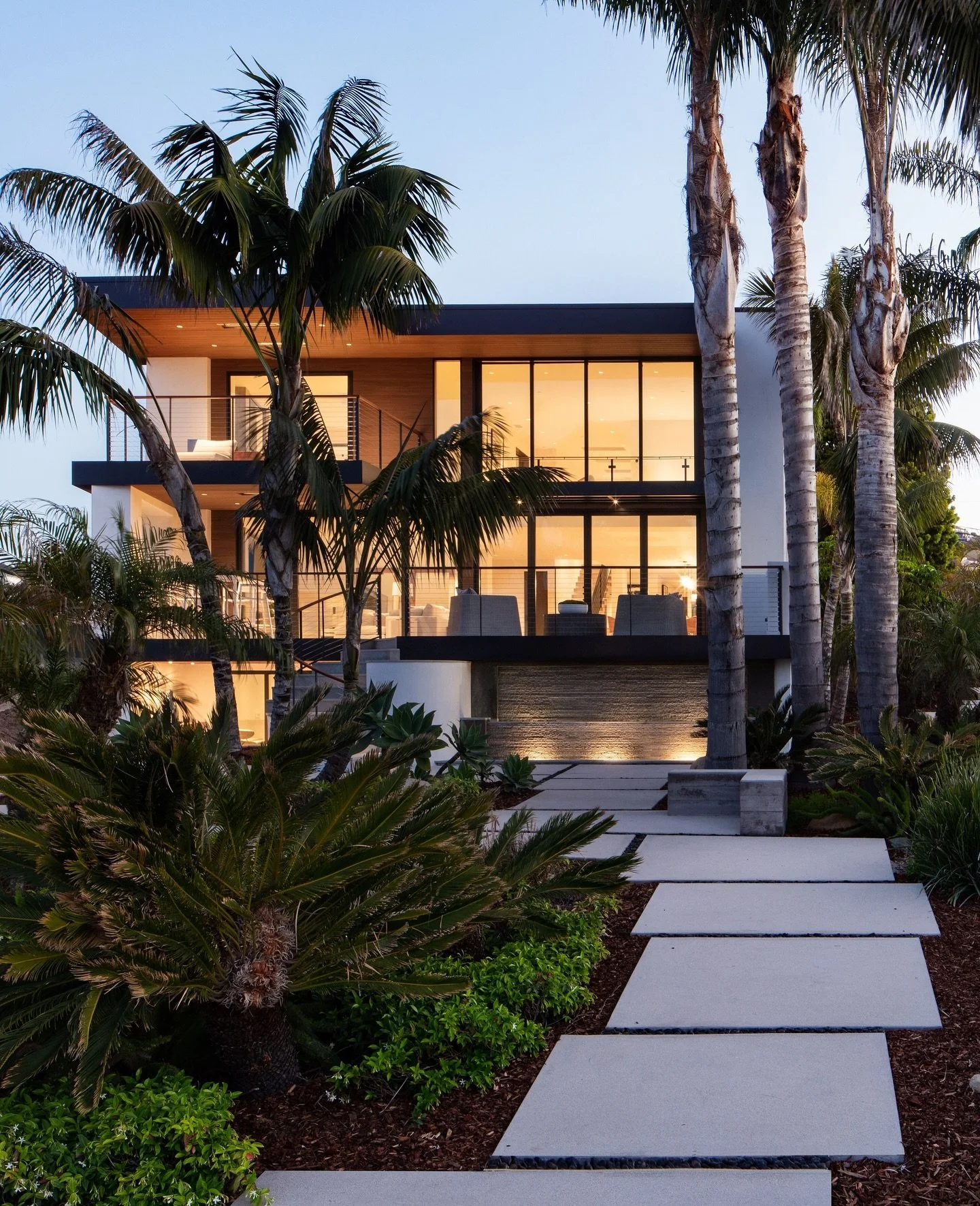 Just a few days away from this Saturday&rsquo;s Santa Barbara ArchitecTours 2025, where you can step inside two Shannon Scott Design homes. Will we see you there?⁠
⁠
Oceanfront Contemporary ⁠
This coastal retreat embodies Santa Barbara seaside living
