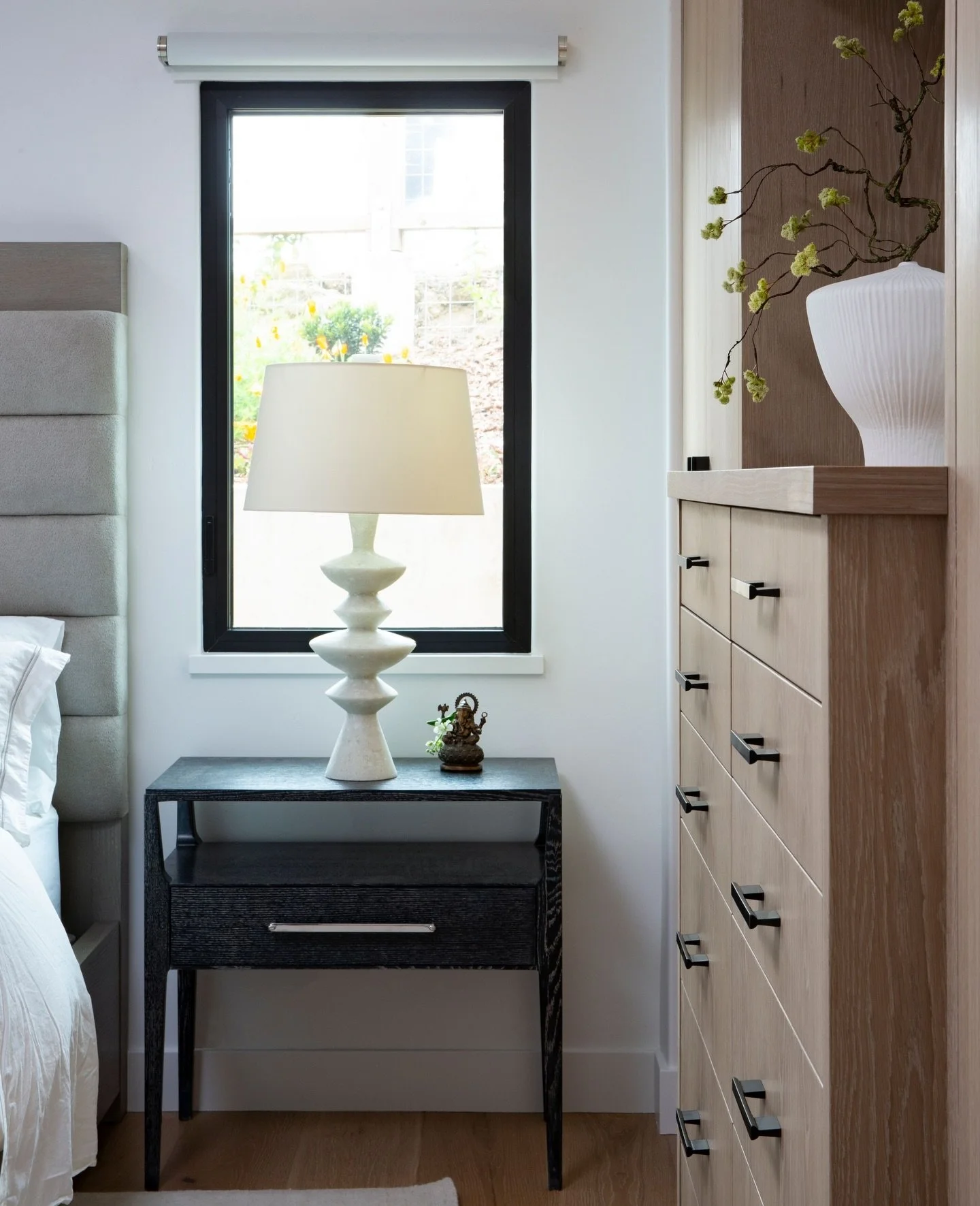 A close up vignette in the primary bedroom at Azul Horizon. The black nightstand grounds the overall light finishes and furnishings, while complimenting the new windows, doors, and dark bronze cabinet hardware we sprinkled throughout.⁠
⁠
⁠
Interior D