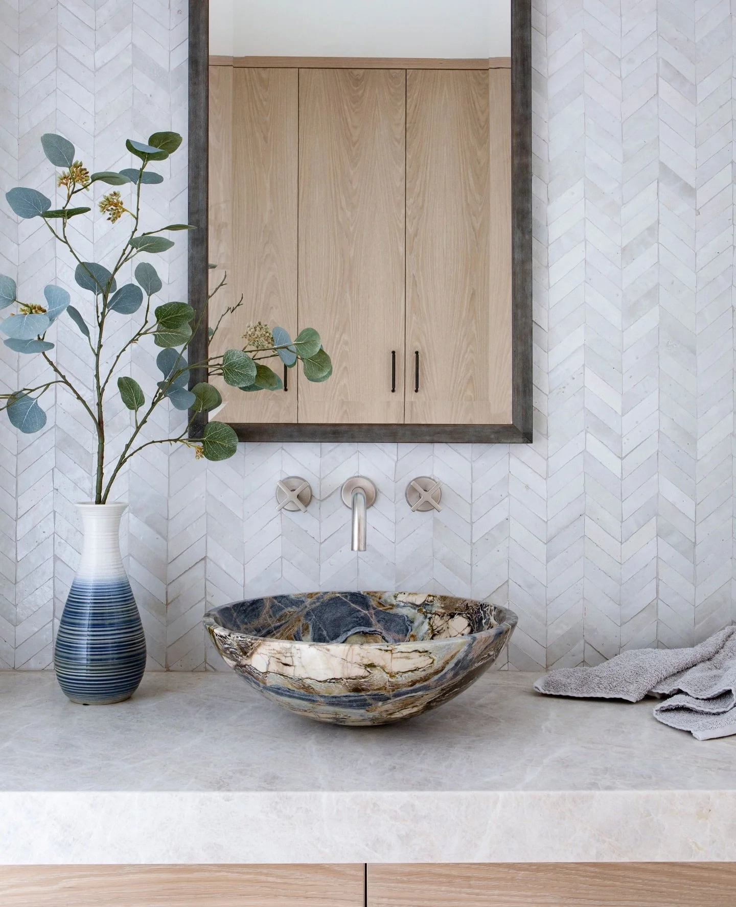 I love powder rooms! They are a space to be creative, and to implement details you may not find as practical in your everyday bathrooms, but are perfect for guests, and their more occasional use. ⁠
⁠
When designing powder rooms, I typically incorpora