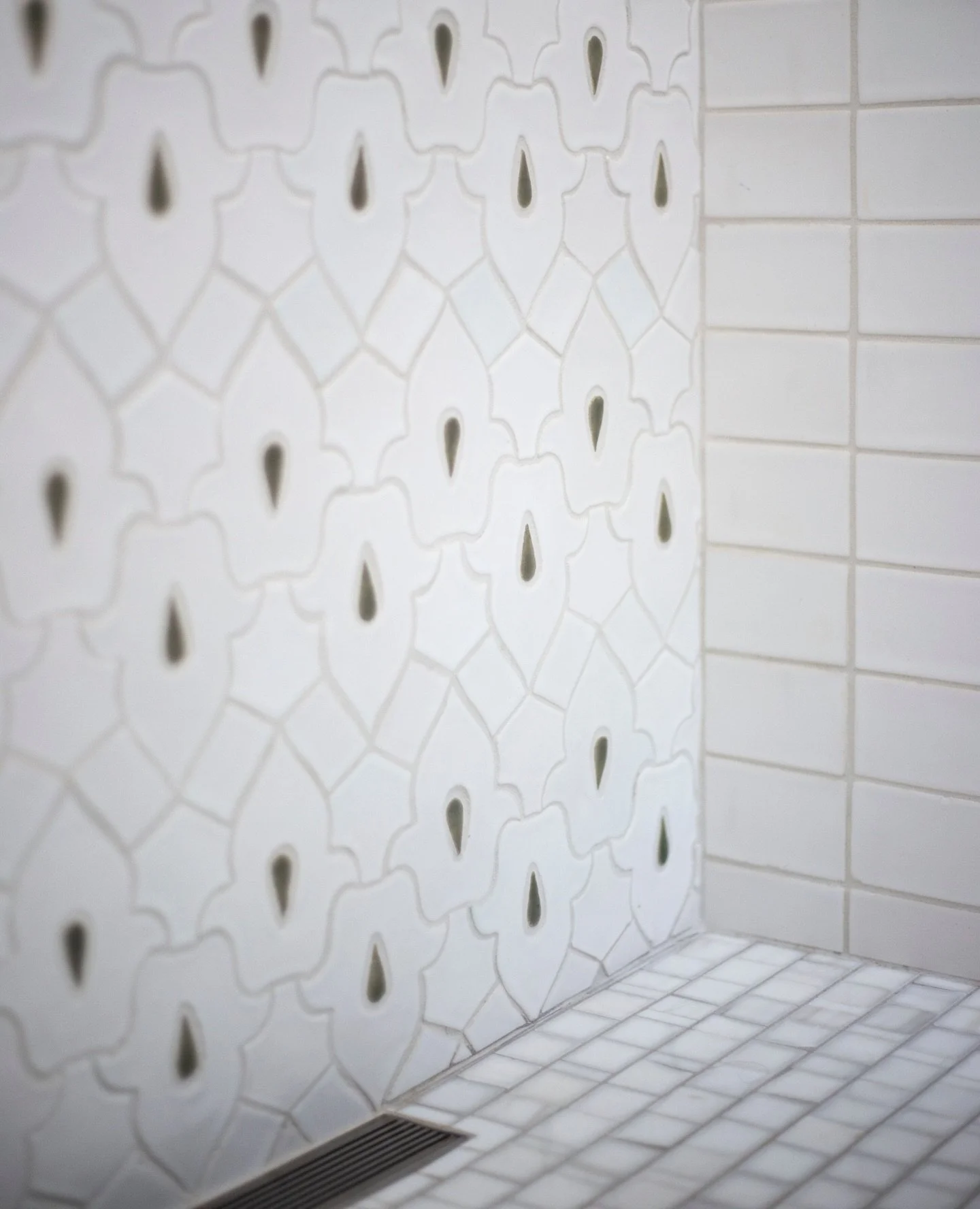 If you have been following me for awhile, you probably know that I have a love of textures, and layering shapes and forms. The en suite bathroom for our green accented bedroom at Casa J&rsquo;s was a small space. But small doesn&rsquo;t mean it isn&r