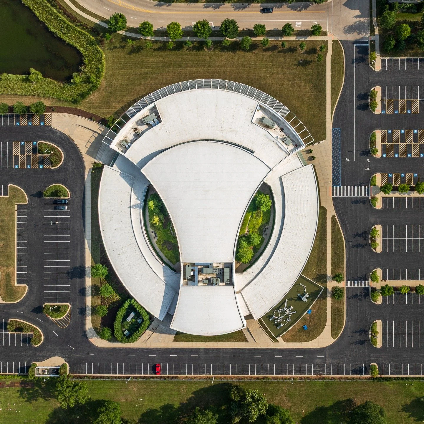 Alien Face? Willow Creek Community Church is modern architectural master piece designed by @asggarch  better know by Sears Tower in Chicago and Burj Khalifa in Dubai.Here it is shown from above,captured by our drone camera.
#architecture #architectur