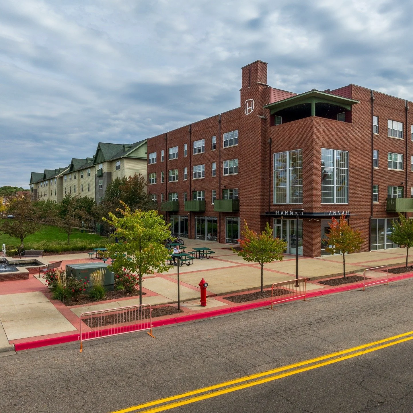 How do you sell student housing faster?
Strong visuals.
Our photography helped CBRE market and sell Hannah Lofts, a premier student housing property steps from Michigan State in East Lansing, MI.
From architectural details to aerials that show the bi