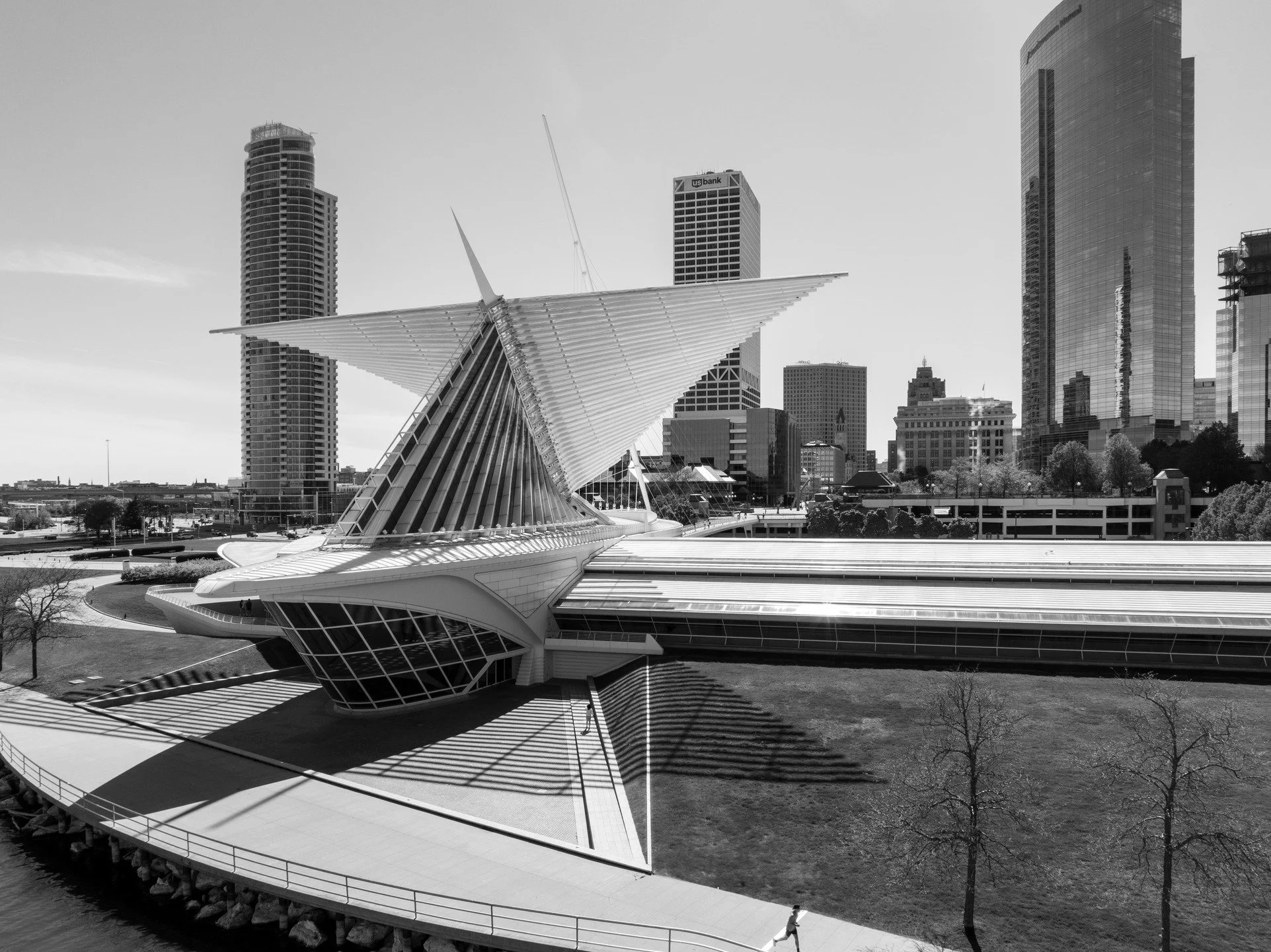 Wings. Steel. Silence.
Calatrava&rsquo;s vision, stripped to form.
Black. White. Gravity suspended.

Architecture isn&rsquo;t still &mdash; it soars. @calatravaofficial 
#FromAbove #MilwaukeeArtMuseum #Calatrava #BWArchitecture #DroneView #UrbanMedia