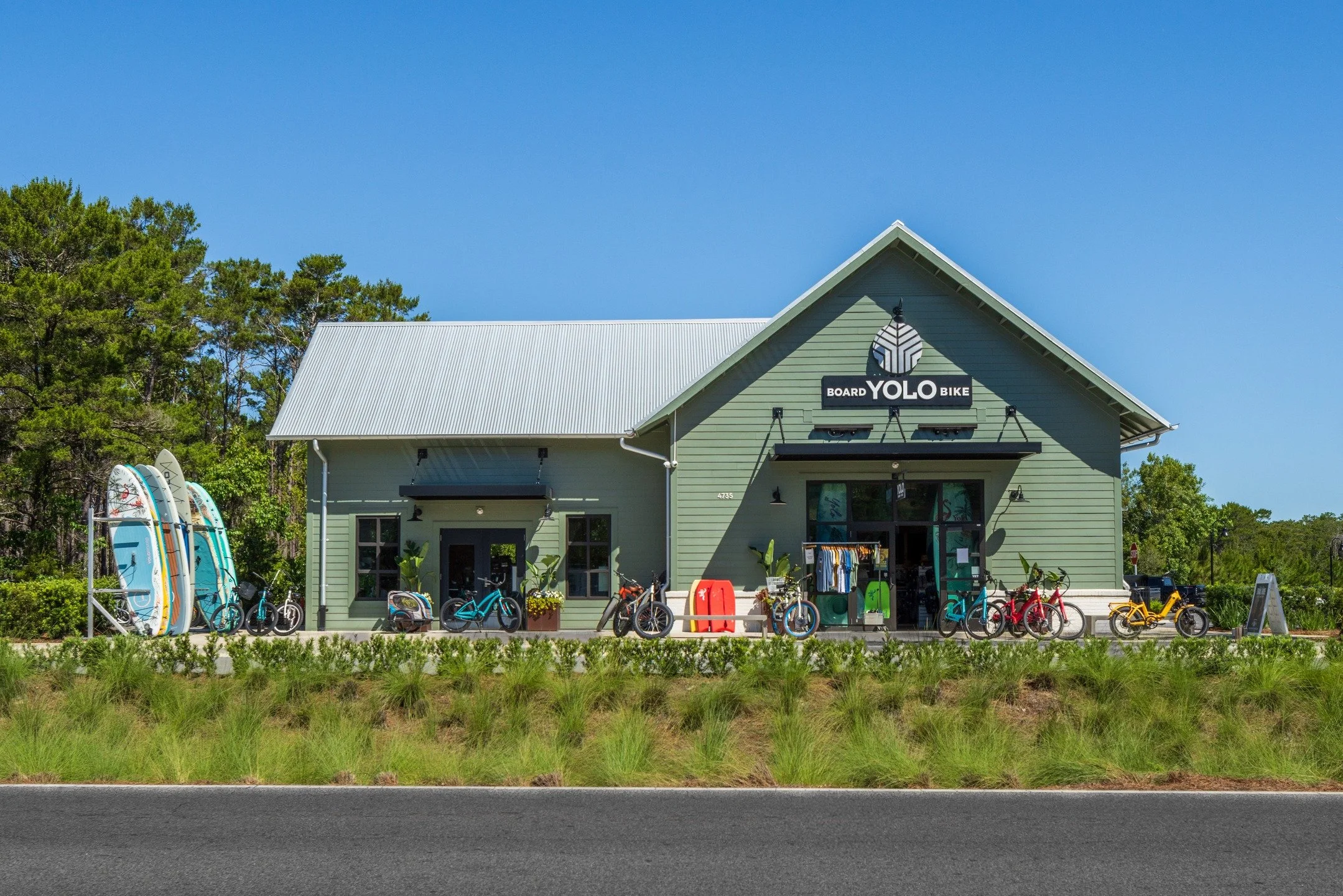 📍 YOLO Board + Bike HQ | Santa Rosa Beach, FL
Simple form, coastal tone. 🏝️ This retail building blends utility and leisure, inviting locals and tourists alike into a space that reflects the lifestyle it sells.

We captured the vibrant textures, na