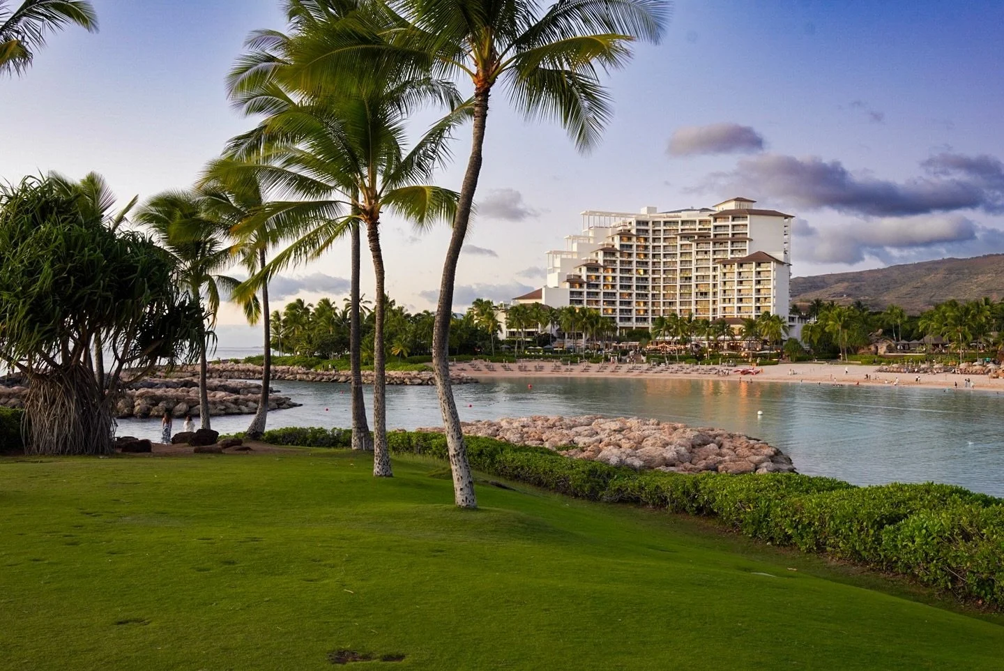 Thanksgiving on Hawaii.This hotel and its laguna at Ko'Olina catched our eye right after the sunset