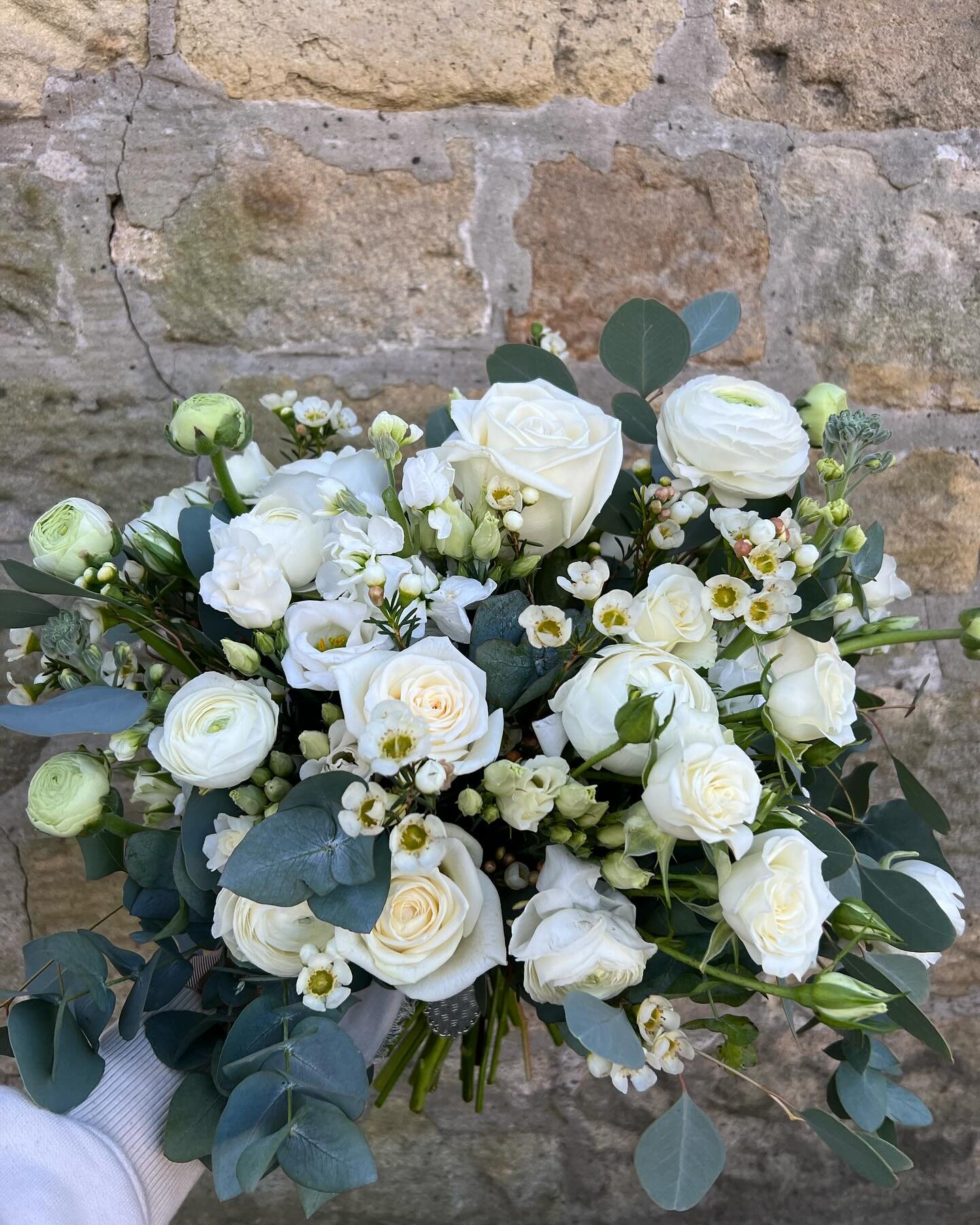 Beautiful crisp whites and greens for Abbie and Ross who married at @the_parlour_at_blagdon 🤍🌿
Filled with ranunculus, roses, plenty of eucalyptus and more, classic and elegant with plenty of texture.
Abbie was my first apprentice years ago when I 