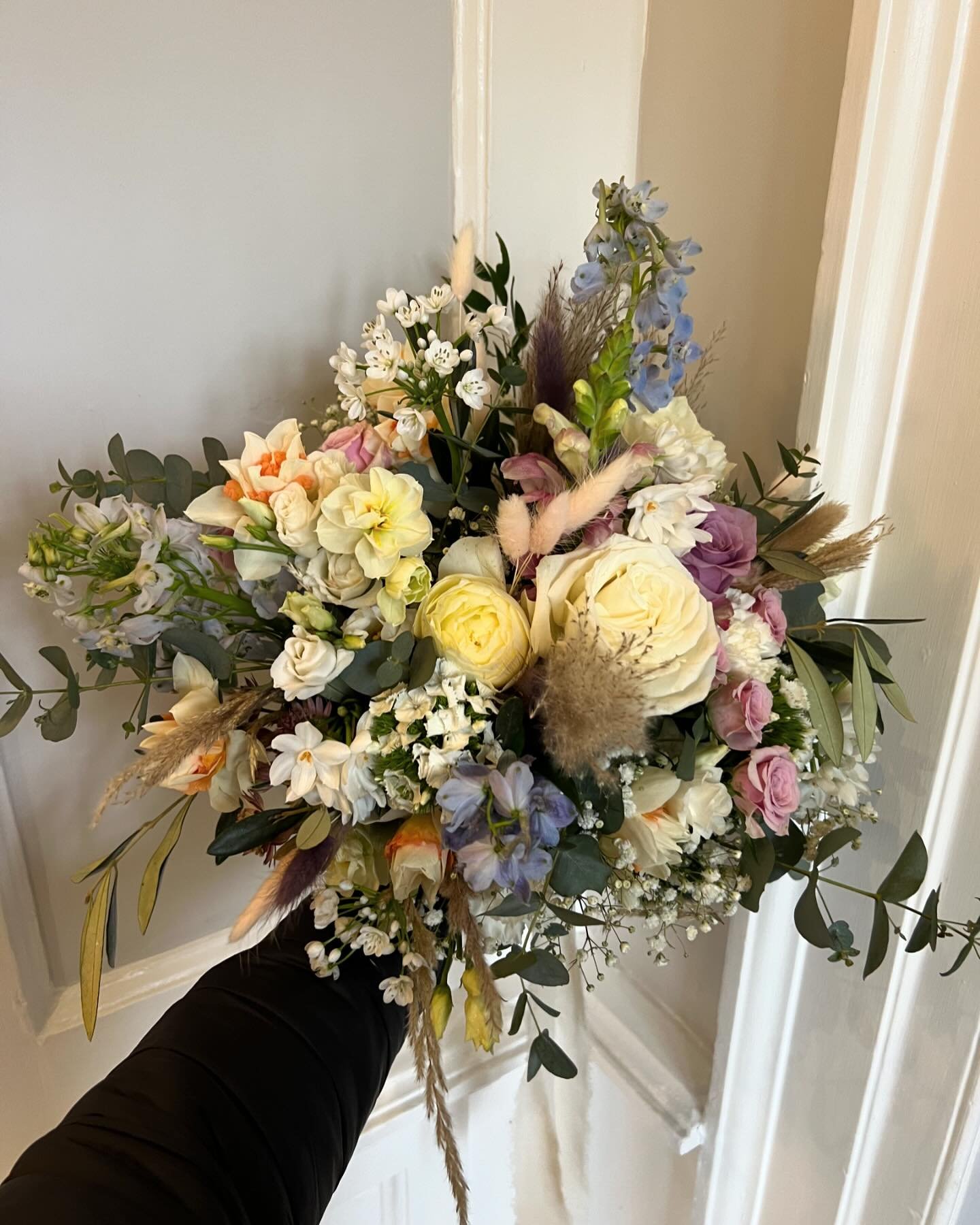 Pastel spring mix for Emily and Tom who married at @beamishhallweddings !
I love this pretty combo and those frilly daffodils are just 😍🤍🧡
.
We repurposed jars filled with wedding with them going down the aisle first then they were moved over to t