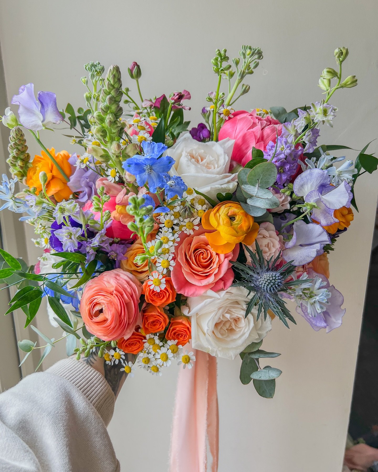 ✨🪩FOR CHARLOTTE🪩✨
.
Just a little throwback to last week, feel like Charlottes bouquet needs it&rsquo;s own space on the grid filled with so much beautiful colour 🧡