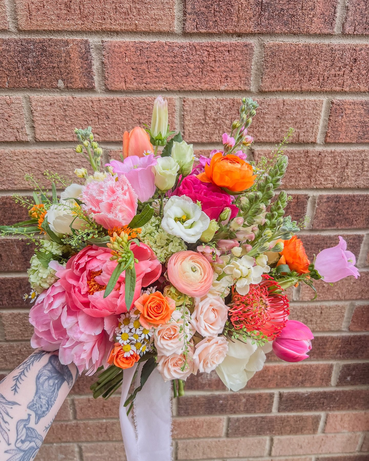 🩷🧡FOR KATE💚💛
.
Filled with so many beautiful flowers in shades of mixed pinks, green, orange, yellow and a pop of peach. Adored this whole wedding so much!
.
Just wish I would have taken a better photo of her bouquet but couldn&rsquo;t not share?