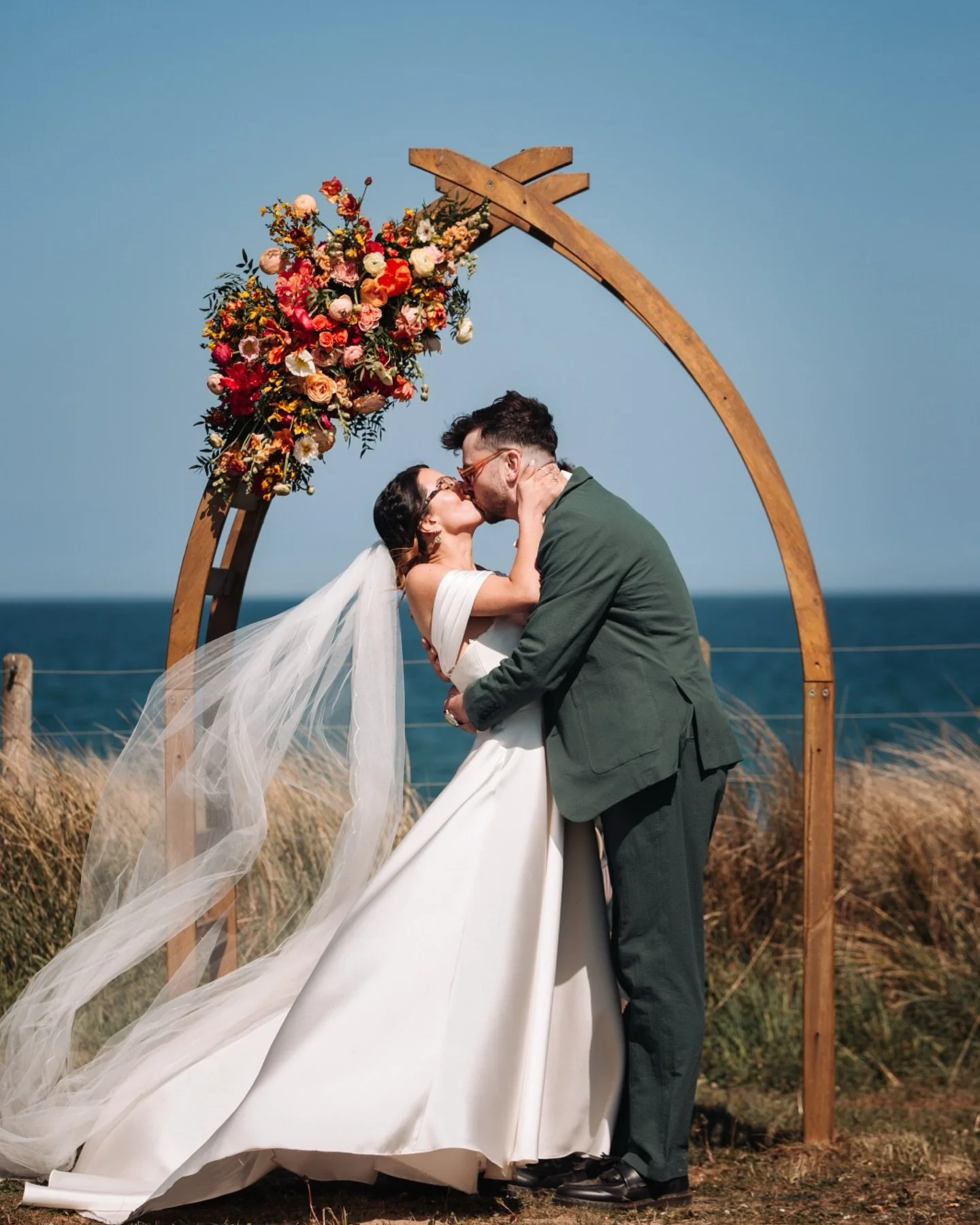 Gorgeous images of Kim-Sue and Jake&rsquo;s sun soaked day at @barnonthebay_weddings a couple of months ago thanks to the lovely @forget_me_knot_images 🌞
.
Loved this palette of orange sunset shades with poppies, tulips and ranunculus! 

Amazing wor