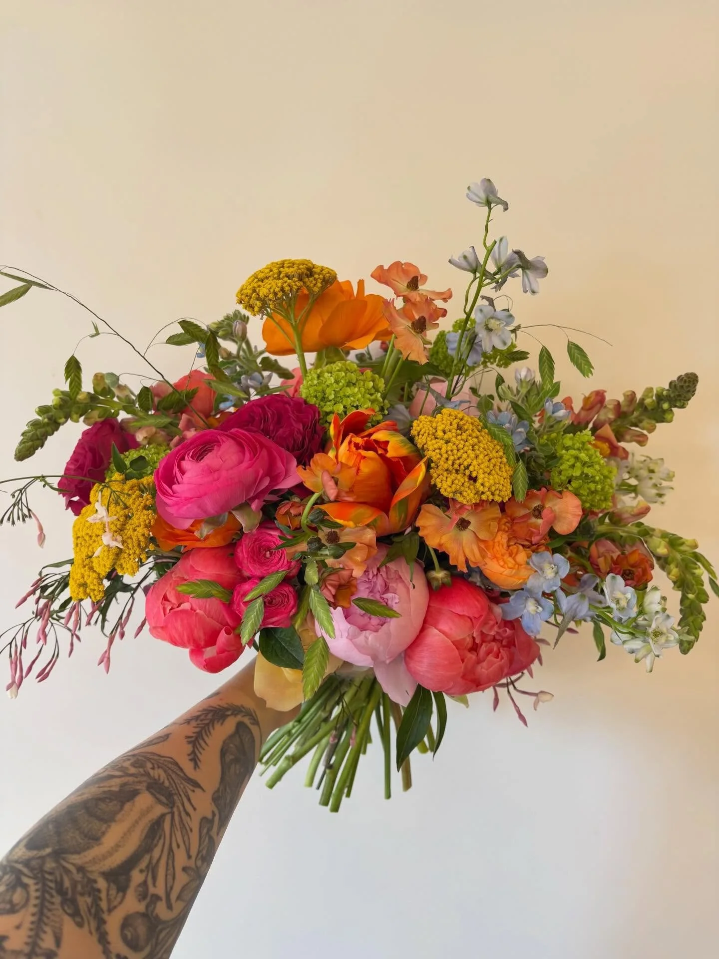 ✨WHAT A WEEK✨
.
Wedding season is getting in full swing for us, this week we had a shoot at @anarchybrewco with @altweddingfair on Monday. Followed by Alex and Tom&rsquo;s wedding at @doxfordbarns on Thursday, Saturday Zoe and Chris celebrated their 