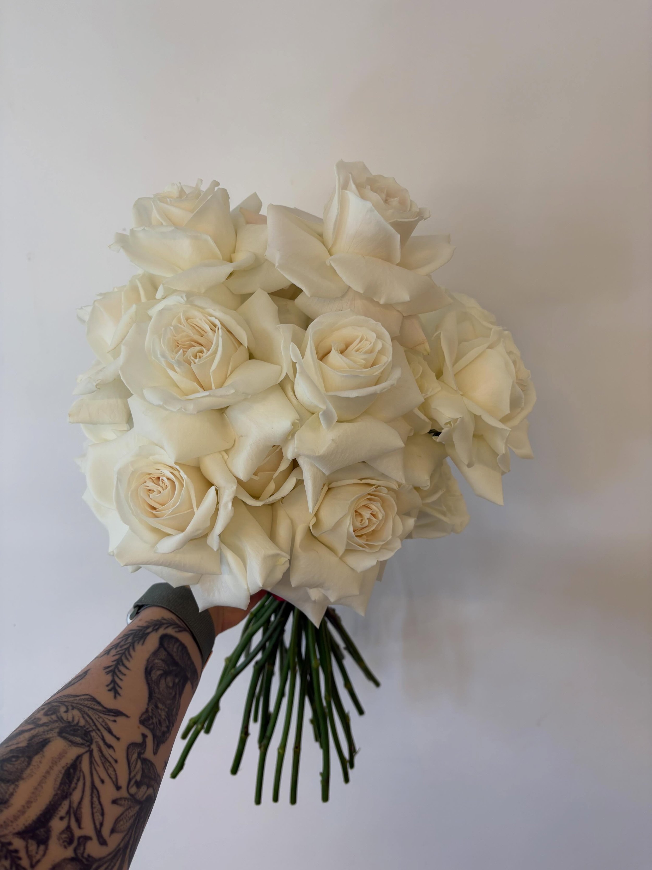 ✨SARAH &amp; JOSH✨
.
Dreamy set up of Beautiful classic white roses and gypsophila with our champagne runners, crystal candlesticks and cylinder bud vases to complement @thecharltonhall