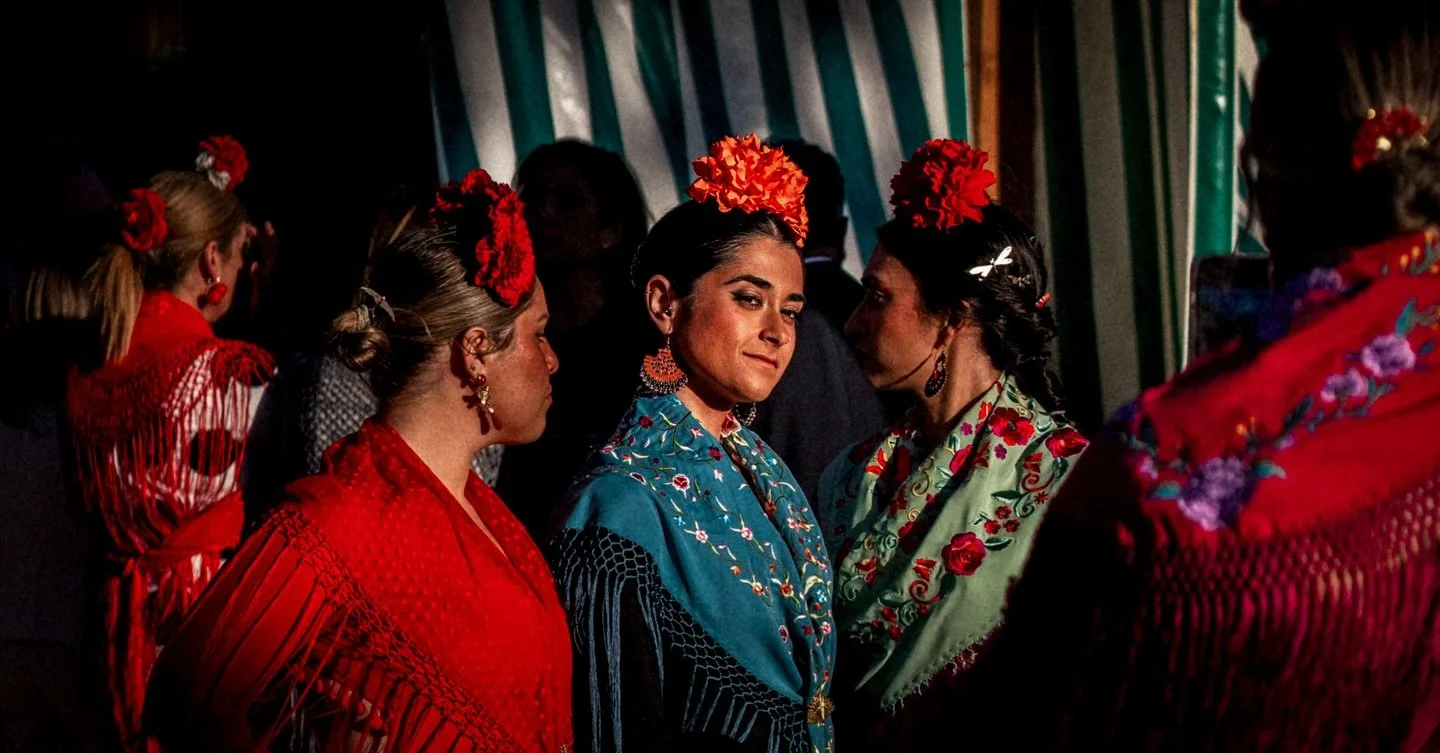 𝐋𝐚 𝐅𝐞𝐫𝐢𝐚: 𝐕𝐞𝐬𝐭𝐢𝐝𝐚 𝐞𝐧 𝐂𝐨𝐥𝐨𝐫 𝐲 𝐇𝐚𝐛𝐥𝐚𝐝𝐨 𝐞𝐧 𝐋𝐚 𝐃𝐚𝐧𝐳𝐚⁣

En esta serie, la Feria de Abril se revela no como un espect&aacute;culo, sino como un ritual, donde el color se convierte en lenguaje, el movimiento en memoria 