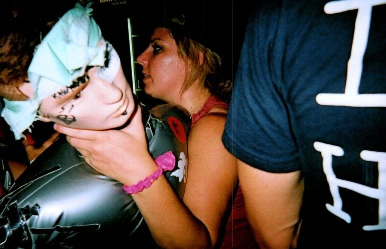 𝐑𝐀𝐆𝐁𝐑𝐀𝐈: 𝐂𝐚𝐫𝐧𝐚𝐯𝐚𝐥 𝐝𝐞 𝐂𝐚𝐨𝐬
D&iacute;a cero: la locura apenas comienza.
La &uacute;nica semana en que Iowa se vuelve un pa&iacute;s aparte.
Toboganes en la cuneta, mu&ntilde;ecas hinchables de sexo pedaleando,
vodka con lim&oacute;