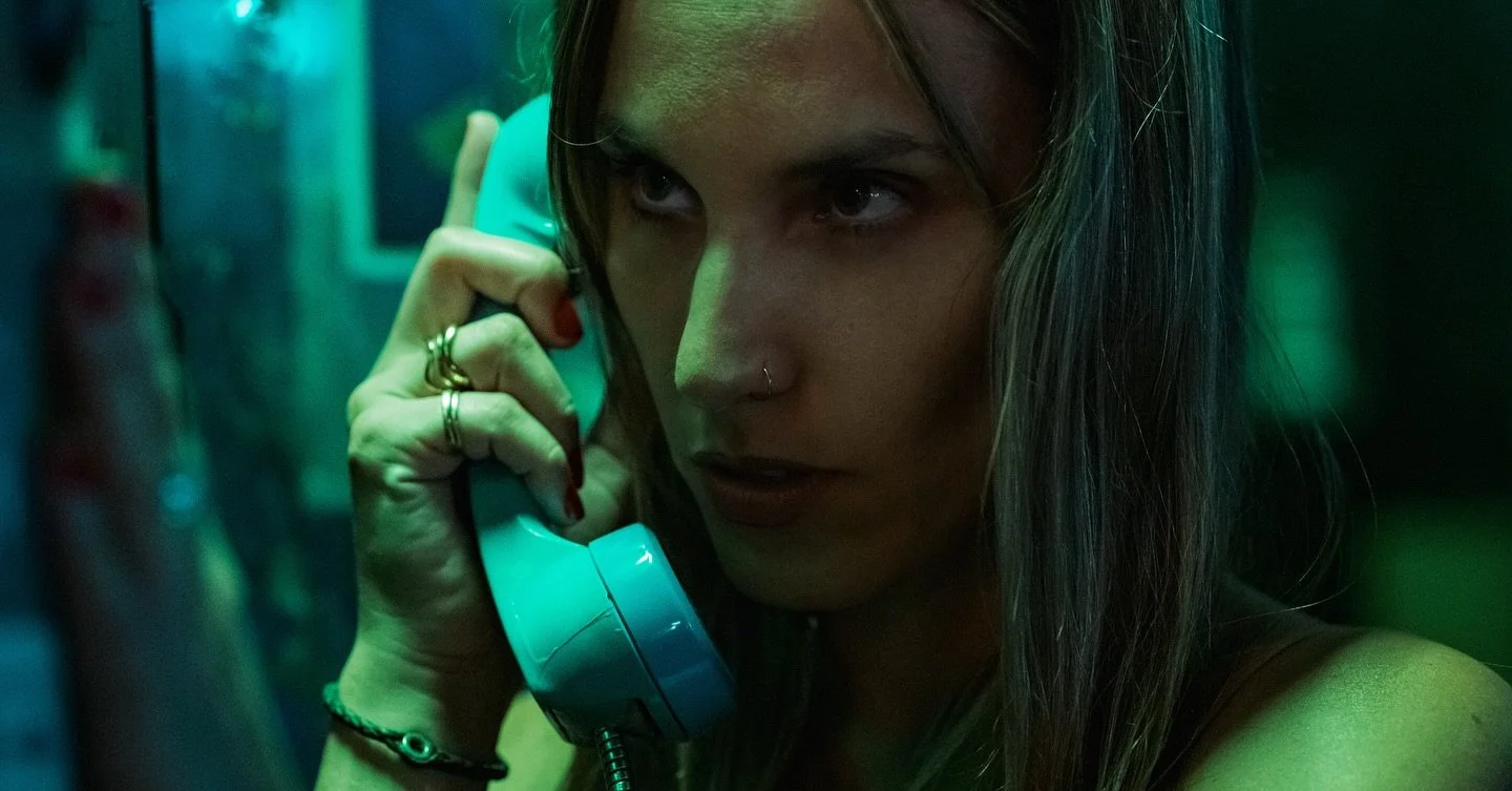 𝐂𝐨𝐧𝐭&eacute;𝐬𝐭𝐚𝐦𝐞

No hab&iacute;a respuestas seguras. Solo tuvo tiempo de decir una cosa.

El bar estaba demasiado vac&iacute;o para un lugar como este.
El tel&eacute;fono son&oacute; una vez, como si la hubiera estado esperando toda la noc