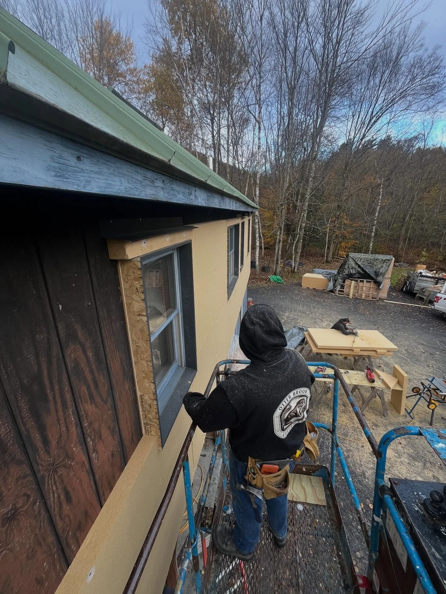 The Otters are hard at work on our Gilette Pond energy retrofit!

We have the pleasure of working with @timberhp.insulatebetter TimberBoard insulation to add a continuous layer of high-quality insulation to the exterior of this carriage house. 

Exte