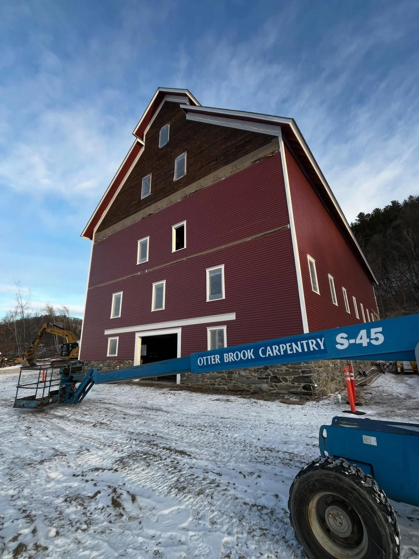 📸 of our East Monitor Barn siding project sent to me this morning by @dixoncalvin. We&rsquo;re working in conjunction with Eliot Lothrop of @buildingheritagevt , Mike Jacobs of Jacobs Construction, and a host of other excellent teammates to bring th