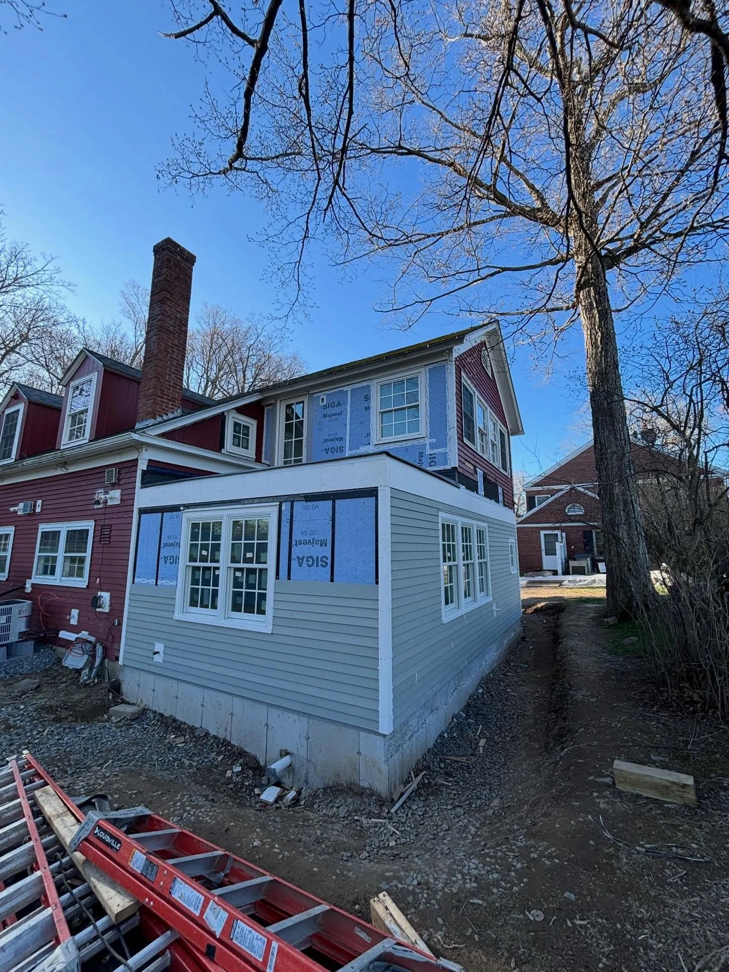 Progress report on the office ☀️

The Otters are converting an old carport into a finished &ldquo;home office&rdquo; in Shelburne. Building a new structure underneath an old structure has been a fun challenge!

#construction #homebuilding #vermont
