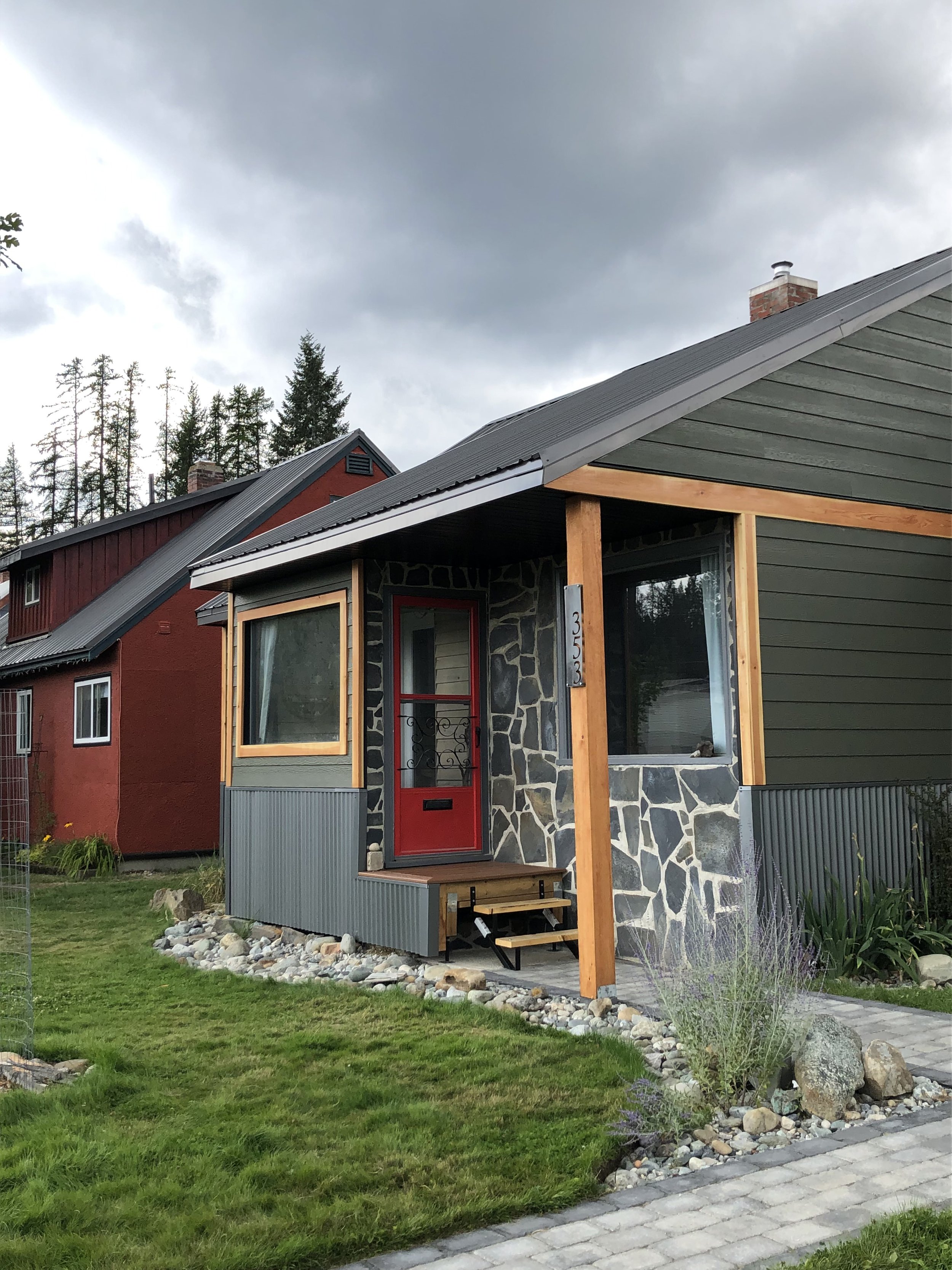 Exterior retrofit – New siding/cladding, exterior insulation and new windows increase this family’s comfort year round, and helps save on utility costs. Oak Craft Construction – Kimberley, BC