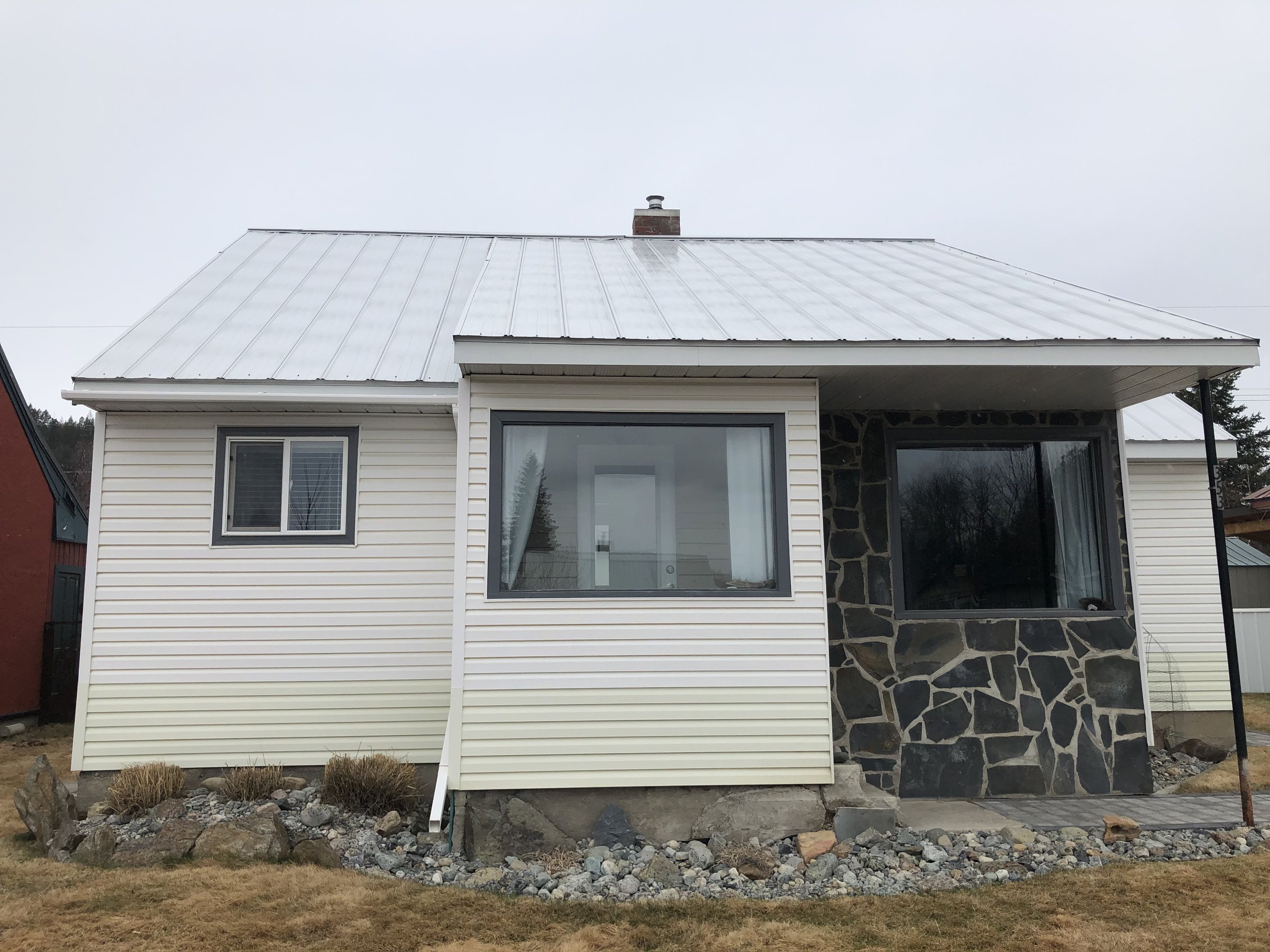 Exterior retrofit – New siding/cladding, exterior insulation and new windows increase this family’s comfort year round, and helps save on utility costs. Oak Craft Construction – Kimberley, BC