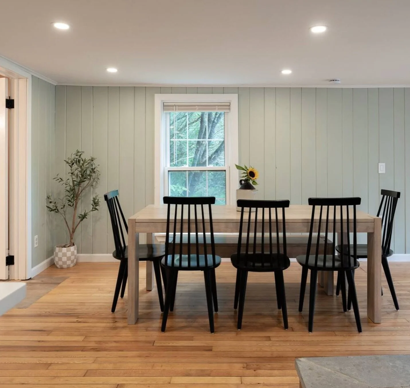 This Vermont short term rental vacation home needed a paint color that would sit comfortably with the stone fireplace and wood floors in an open plan space.

We went with Contented by @sherwinwilliams, a color I return to often. It works with natural