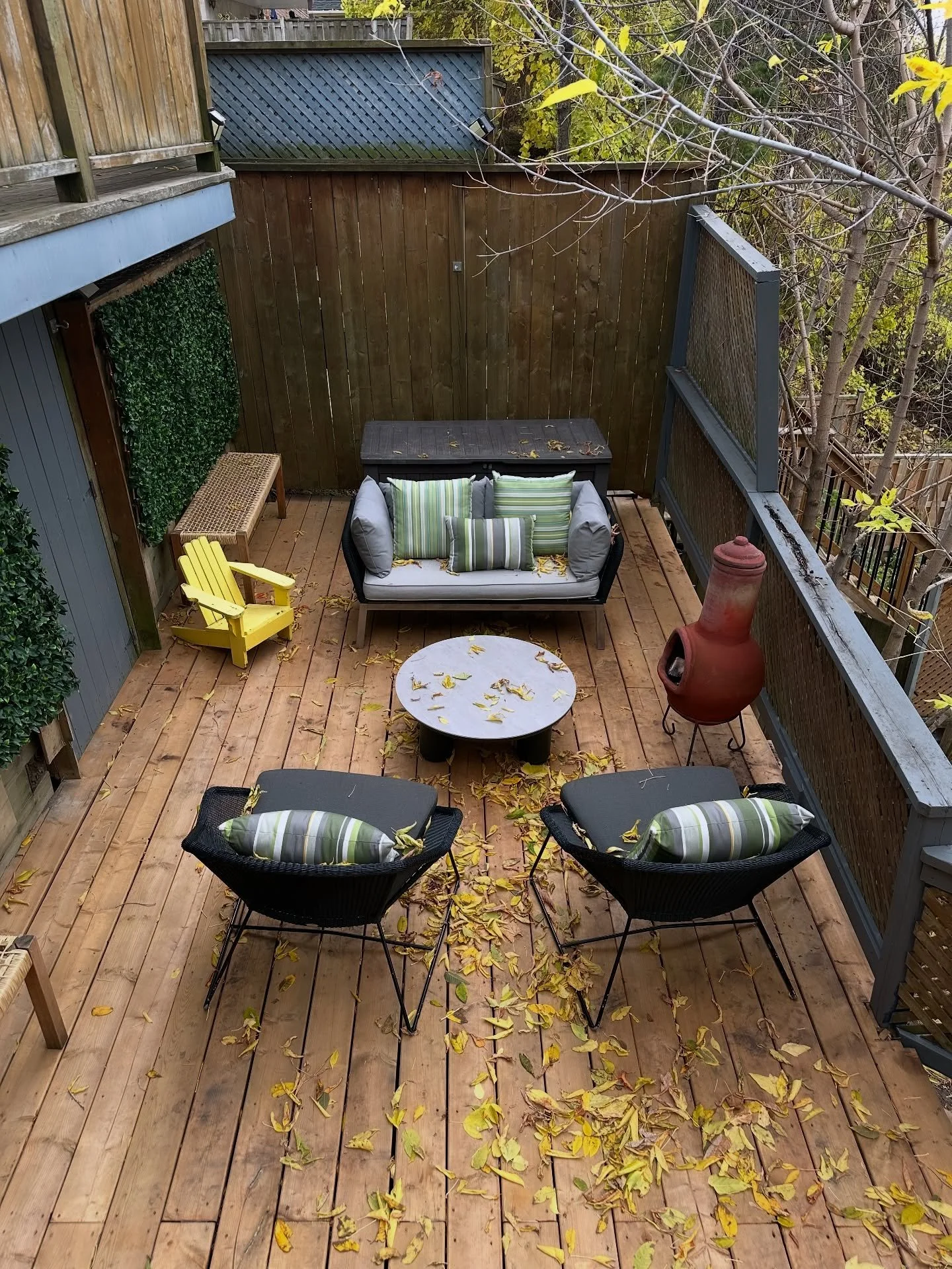The second of 3 tiers of decks at 30 Aileen Avenue is beyond perfect for fall 🍂, with its cozy seating and little outdoor chiminea. I just want to curl up with a warm drink and look out over the scenic views and watch every last leaf fall this seaso
