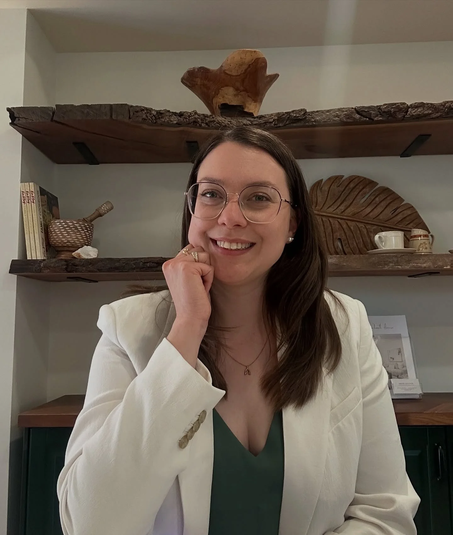 I did a deep dive through my notes and photos from listings and open houses this year and landed on this outtake with an accidental crown thanks to the staging! I'll take it!👸🏻

Hosting open houses is a big part of what I love about my work, and ab