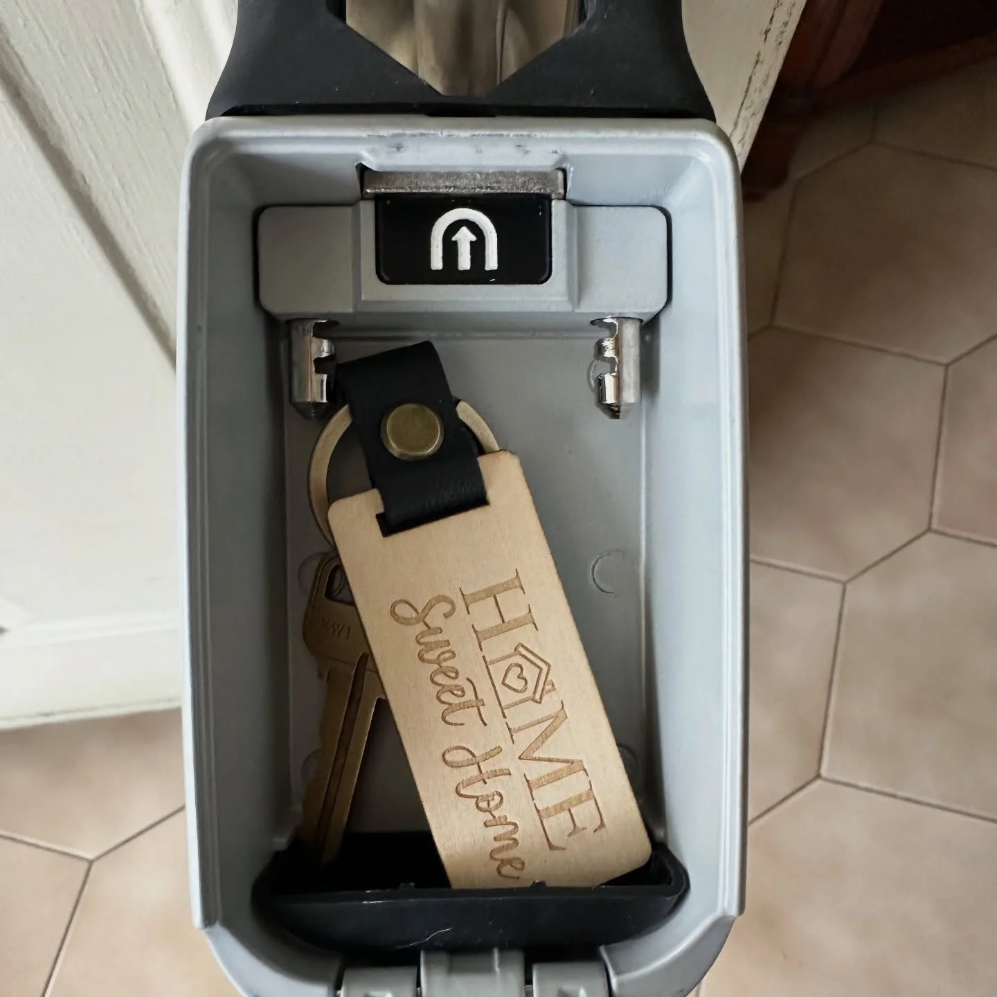 I'll be honest, I had a lot of fun putting together this closing day kit!

I got permission to enter the house the moment it closed, to ensure all the basic essentials were ready for the buyers when they arrived HOME for the first time! 

Essentials 