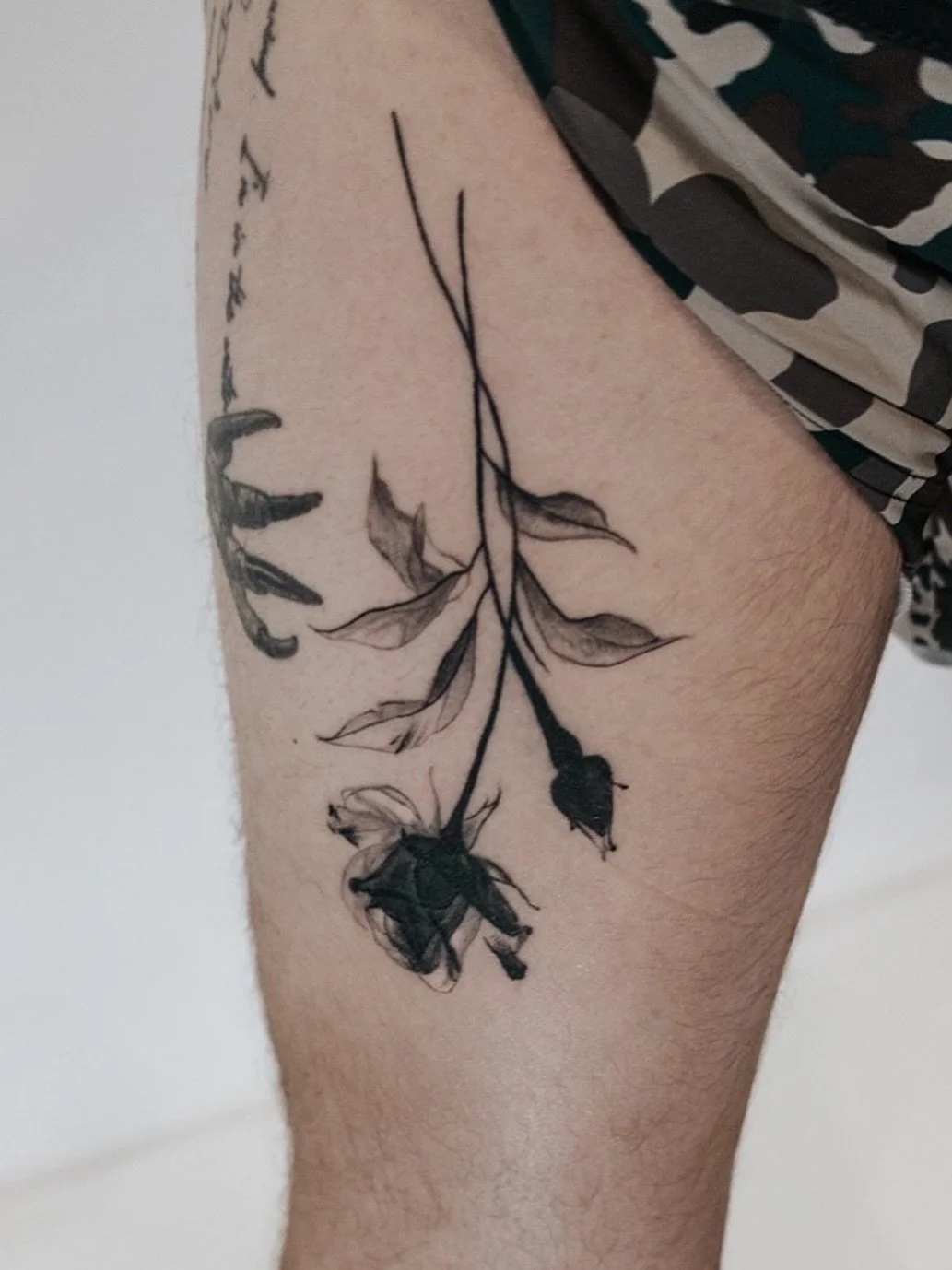 Fun lil X-Ray roses for @jesseluketattoo during the @inkedhearts_tattoo convention! 

(Healed)