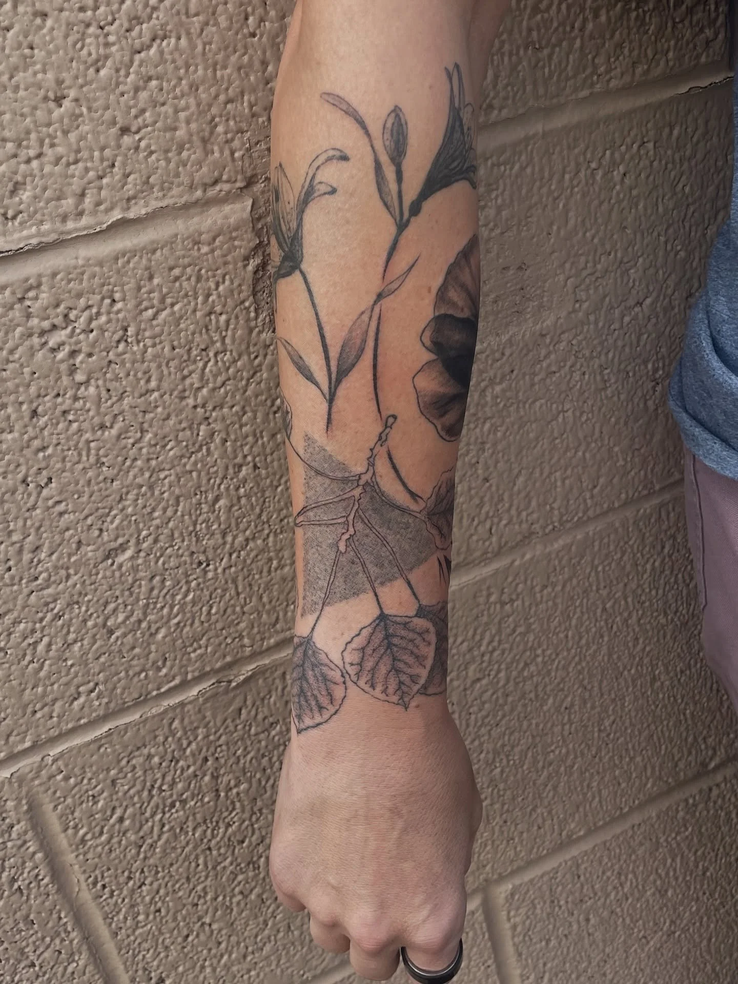 Forearm full of flowers. Some healed some fresh @beisenbraun34 thank you for the trusting the process! 

I&rsquo;m always happy to do some flower tatts! DM or text and let&rsquo;s book something new.
