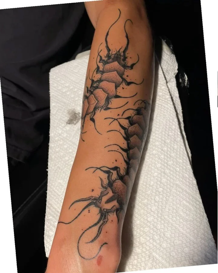 Centipede banger for @jared.kee_  can&rsquo;t wait to see it healed! 💀 

I&rsquo;ve had a decent number of people asking for centipede tattoos lately, I guess it&rsquo;s trending in some circles. That said, I&rsquo;d love to do more of them! If you&