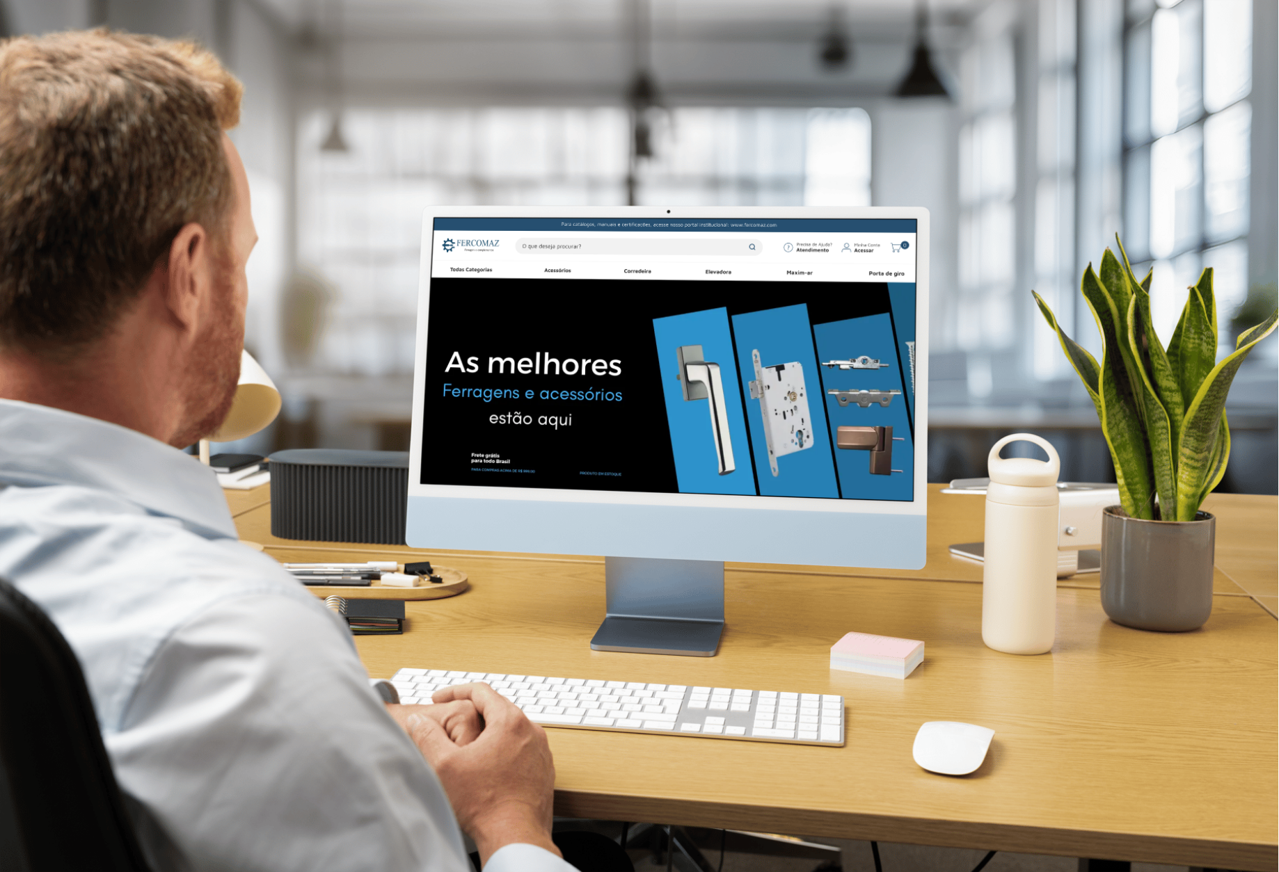 Foto de um estande de feira da empresa FERCOMAZ, especializada em ferragens e complemento, com três homens atrás de um balcão e uma parede azul ao fundo exibindo produtos e o logo da empresa.