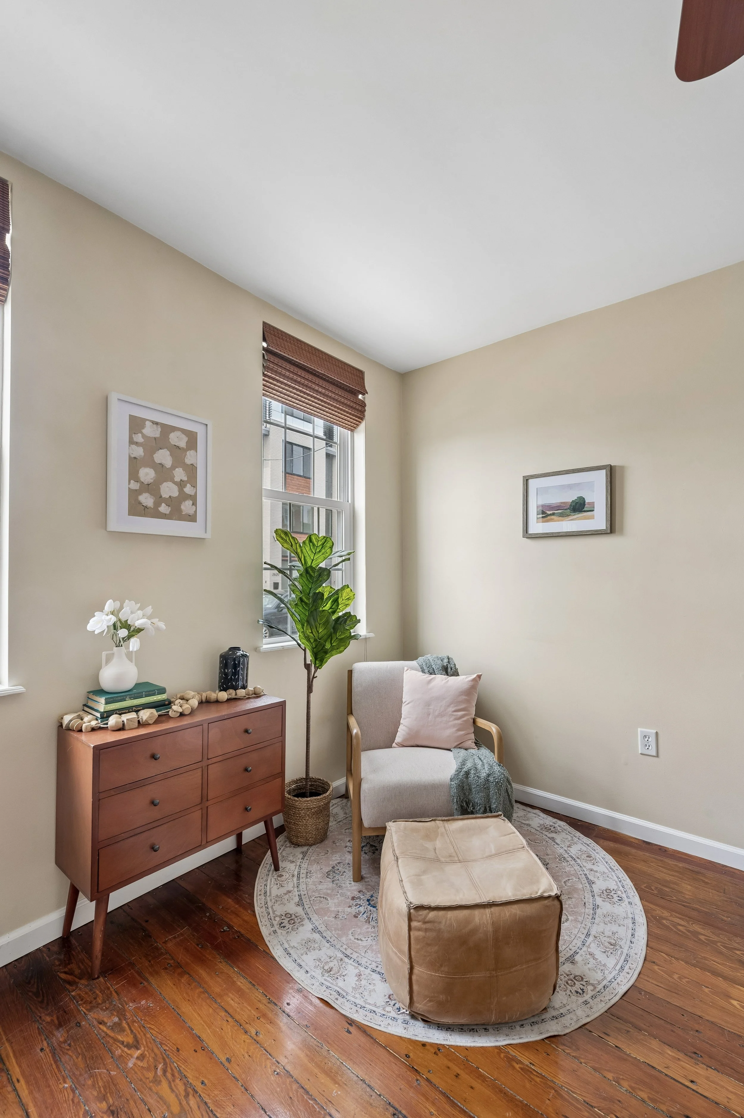 2623 E Hagert St_02.JPG