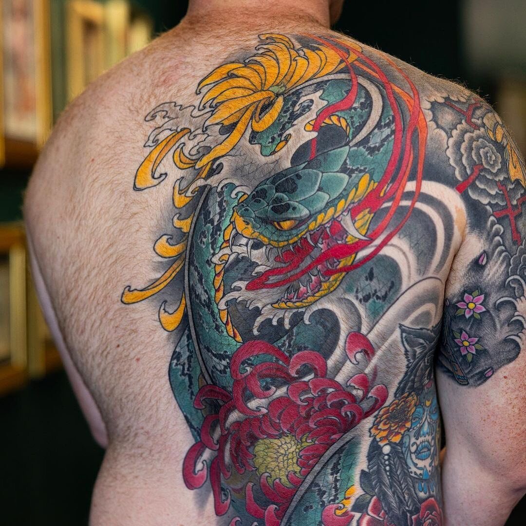 @nh_hu the master at work! Snake and chrysanthemum power combo!

For any inquiries with Nhan, email him at nhhu@nhantattoo.com
Or email us at info@emakitattoo.com

#art #bodyart #tattoo #irezumi #colortattoo
#blackandgrey #tattoolife
#ornamentaltatto