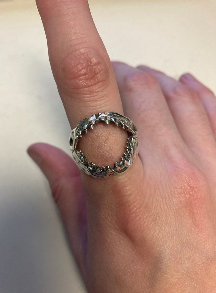 A model showing a top view of a sterling silver great white shark jaw ring.