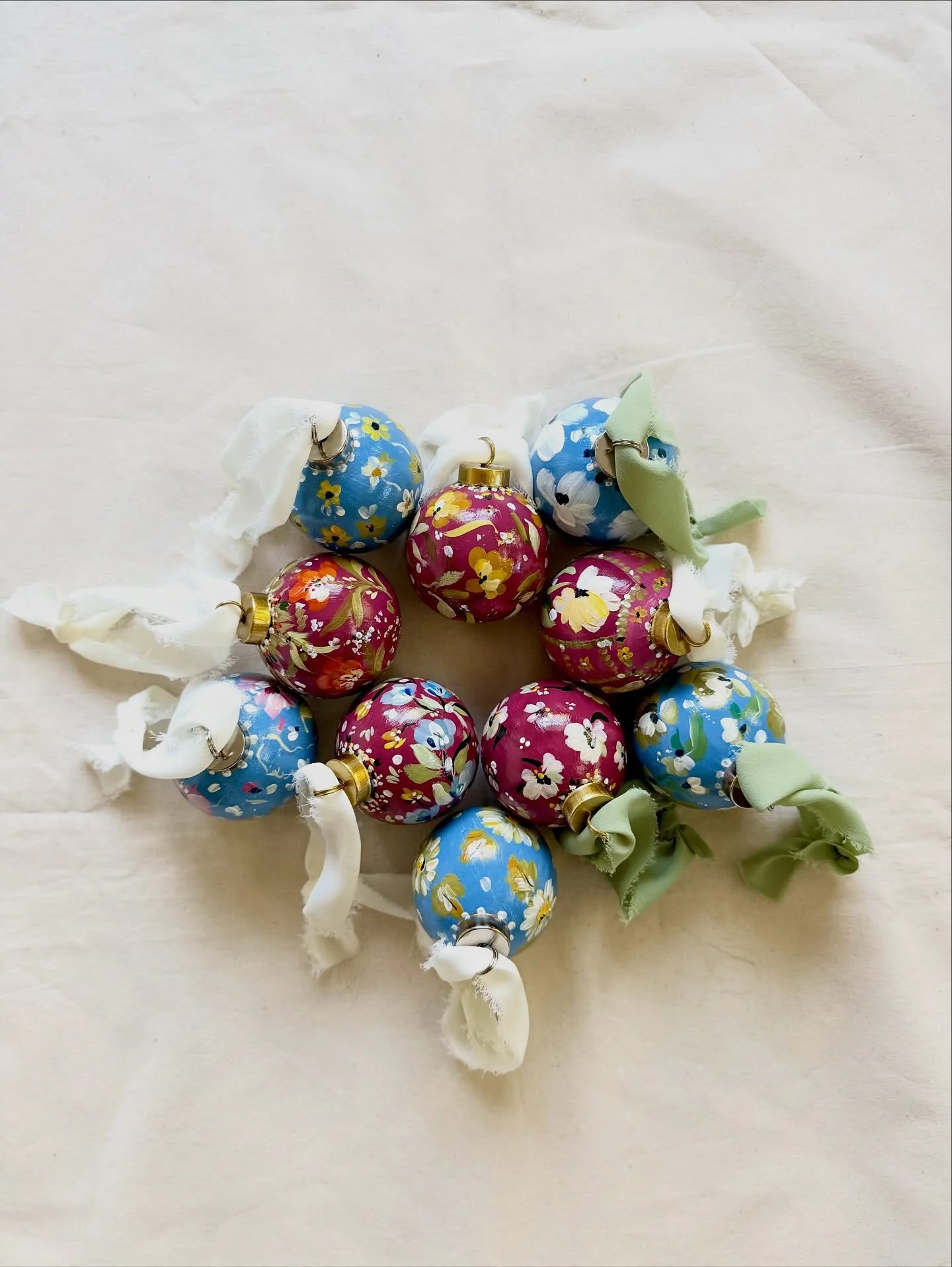 It’s that time of the year! 10 floral ornaments will be available at @westwindsorarts for the holiday season, if you are in the area, stop by. Ornaments make great gifts!
#holidayornament #ornaments #christmasornaments #oneofakindgifts #christ