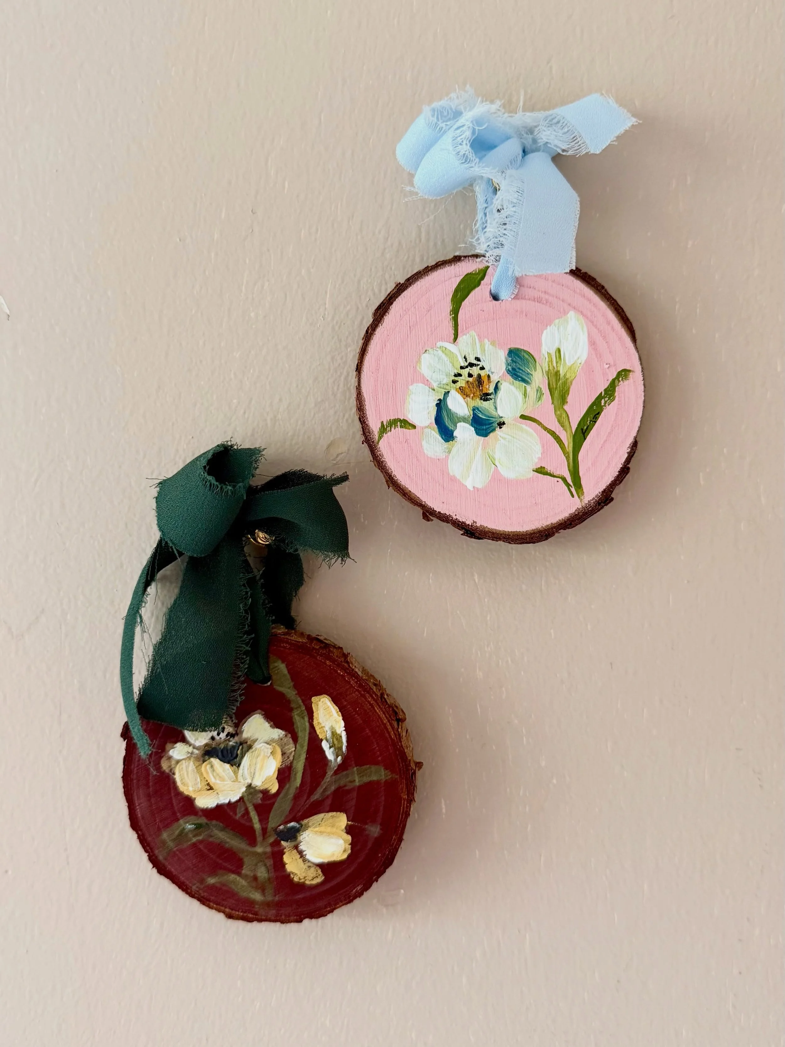 Throwback to these mini paintings/ ornaments that were teachers gifts for Christmas. These look adorable in a narrow wall, or part of larger gallery wall. 

#miniart #fineartflowers