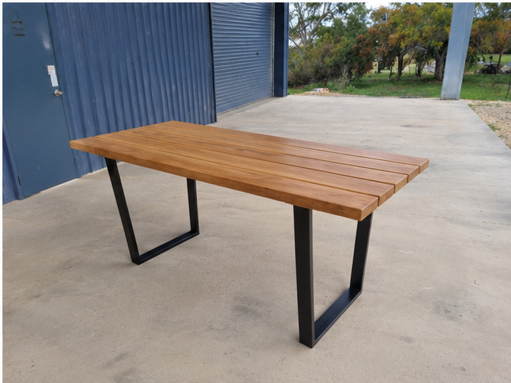 tallowwood_table_bottom_right.png