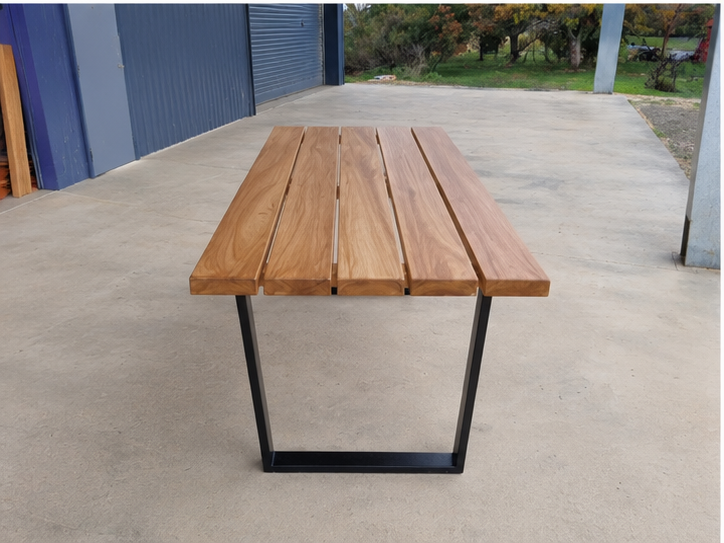 tallowwood_table_bottom_left.png