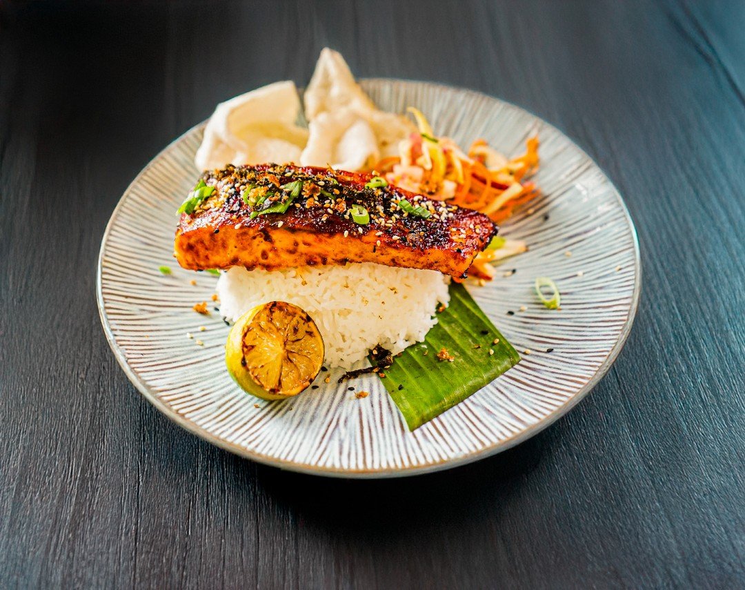 🌶️ SALMON GAME CHANGER 🌶️
Korean spiced salmon that's absolutely banging! Perfectly flaked with a proper gochujang glaze that brings the heat without being mental about it.
✨ Stir-fried fresh veg with a zingy lime kick
✨ Fluffy jasmine rice topped 