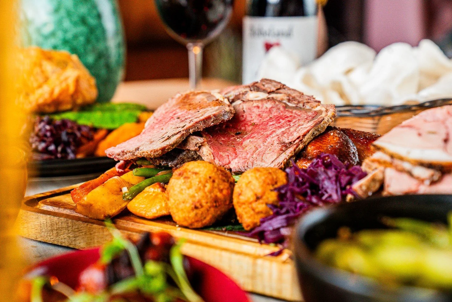 Sundays in Bowness just hit different. 🍖✨

Ditch the kitchen stress and join us for an Extraordinary Sunday Roast. Whether you&rsquo;re here for the succulent meats or our vegan roast option, we&rsquo;ve got the full spread sorted.

The best bit? Un