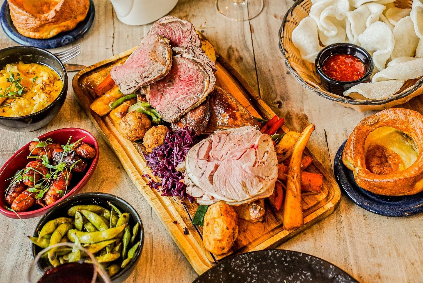 🍷 MARCH INTO THE PERFECT SUNDAY 🍷

The fells are calling, but the roast is waiting. Start the new month at our indoor-escape with the Extraordinary Sunday Roast that Bowness is buzzing about.

✓ Prime cuts of locally sourced meat ✓ Golden potatoes 