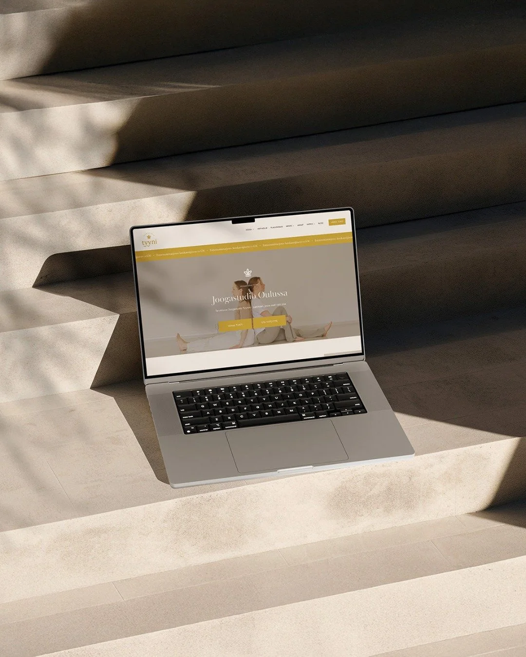3/3 Joogastudio Tyyni

Joogastudio Tyynille toteutettiin kokonaisuus, joka sis&auml;lsi t&auml;ysin r&auml;&auml;t&auml;l&ouml;idyt nettisivut, logon, kevyen br&auml;ndi-ilmeen sek&auml; br&auml;ndinmukaiset Canva-pohjat.

Nettisivuilla yhdistyv&auml