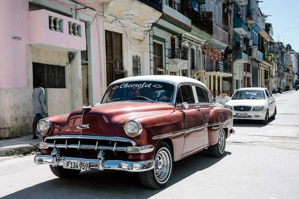Klassikaline vana Chevrolet auto Havanna tänaval Kuubal