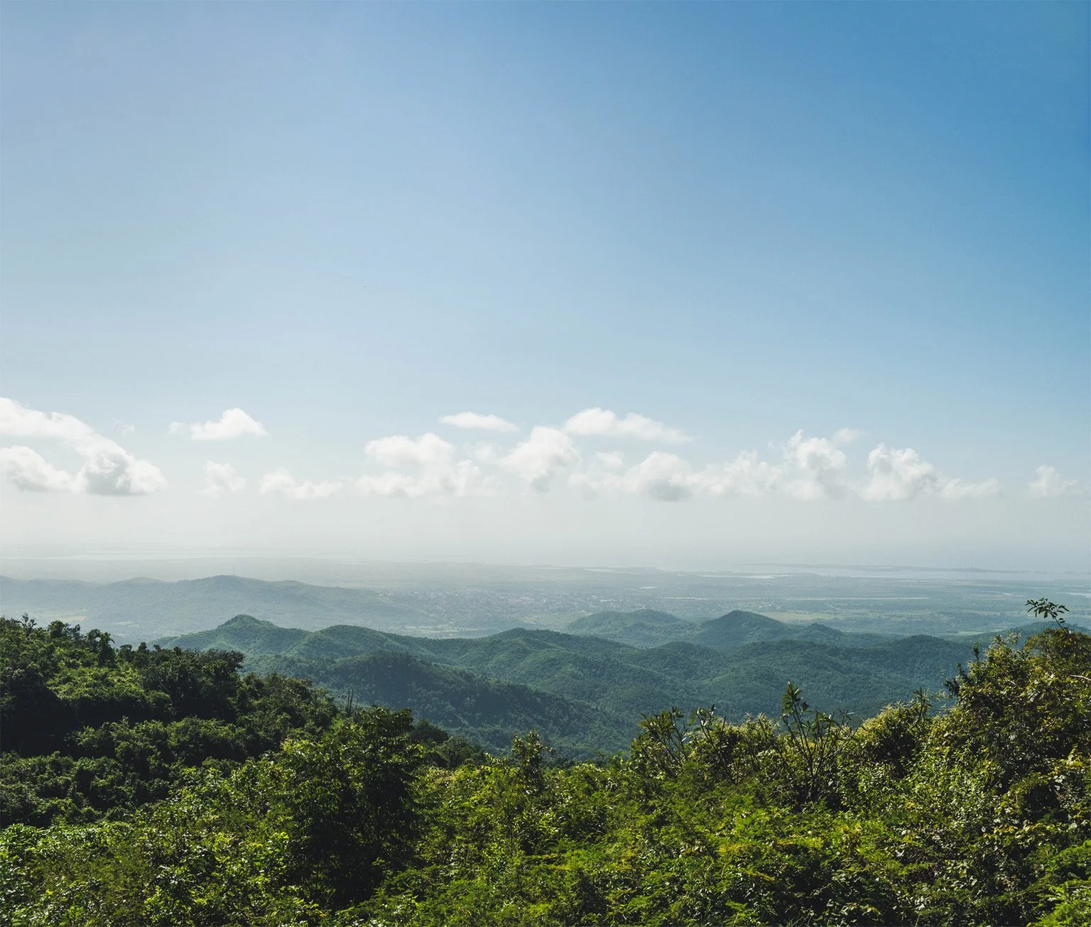 Vaade Kuuba rohelistele mägedele ja troopilisele maastikule