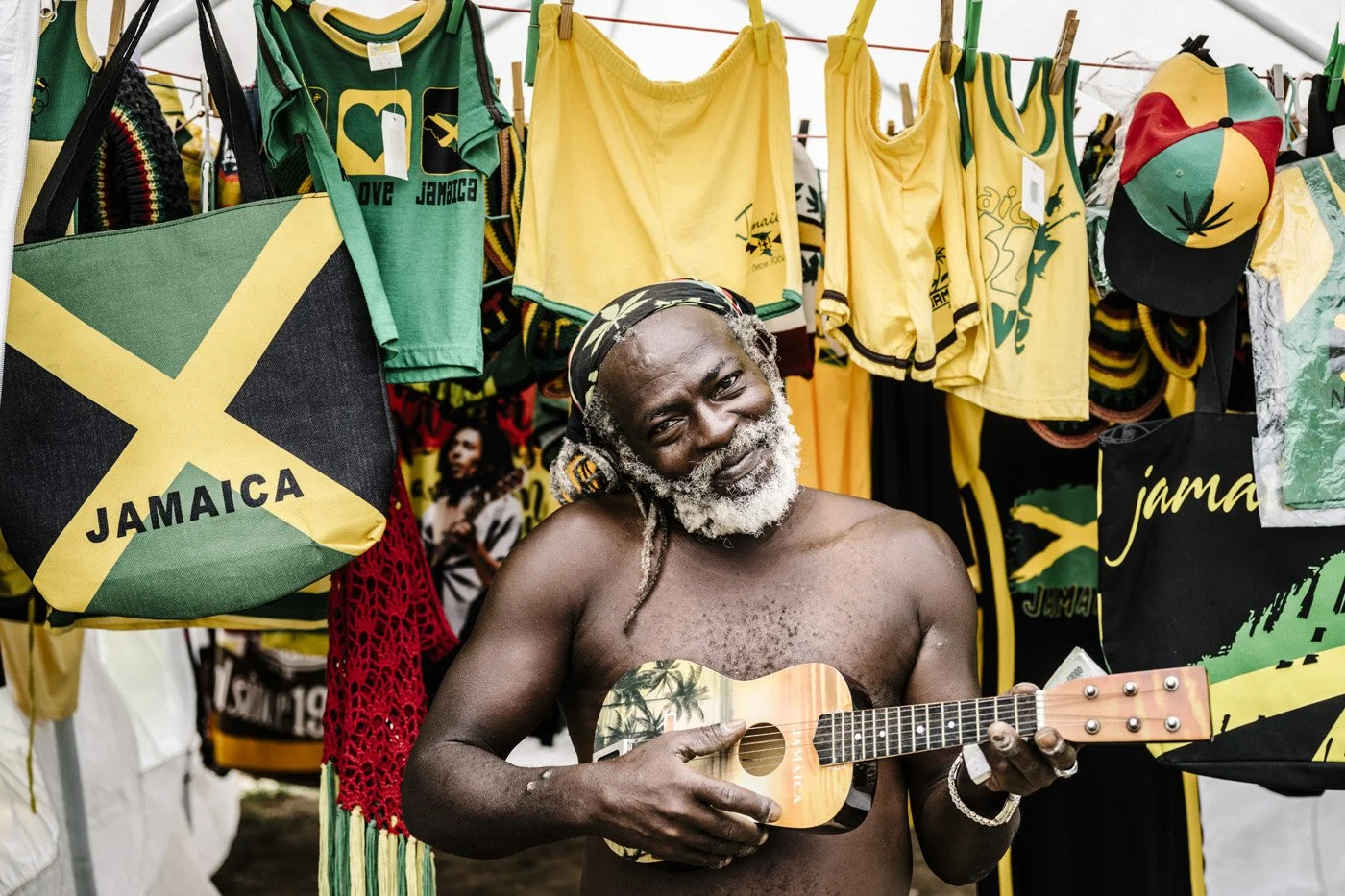 Suveniirimüüja Jamaical – reggae värvid, Bob Marley pildid ja Jamaica lipu toonid on turismipiirkondades kõikjal.