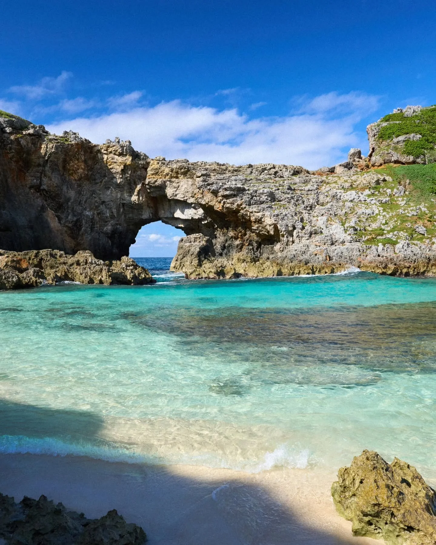 Paku, kus need pildid on tehtud? Balil, Tais? Tegelikult on see Okinawa Jaapanis. Jah, Jaapanis on olemas p&auml;riselt troopilised saared, kus vesi on t&uuml;rkiissinine, liiv hele ja tempo aeglasem kui Tokyos v&otilde;i Osakas. See on nagu Jaapani 