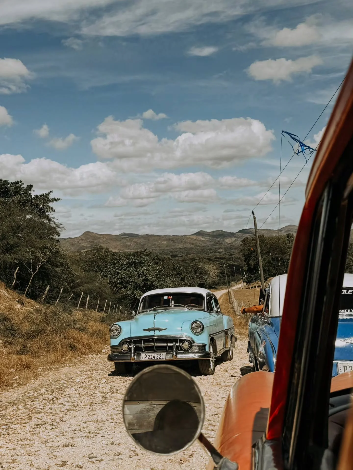 Kui olla &uuml;hes kummalises saareriigis kuude kaupa kohapeal, avanevad hoopis uued kihid! Annika Metsla 3-kuulise &ldquo;Kuuba-komandeeringu&rdquo; sisse  mahtus 5 t&auml;iesti eriilmelist reisi: klassikaline &ldquo;Kuuba a&rsquo;lo Cubano&rdquo;, 