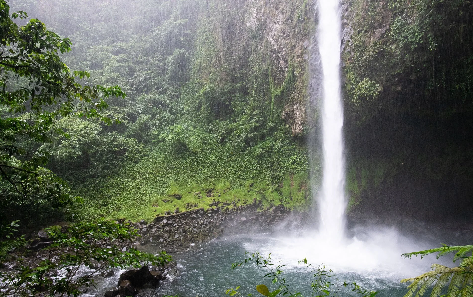 La Fortuna juga Arenal piirkonnas Costa Ricas troopilises vihmametsas
